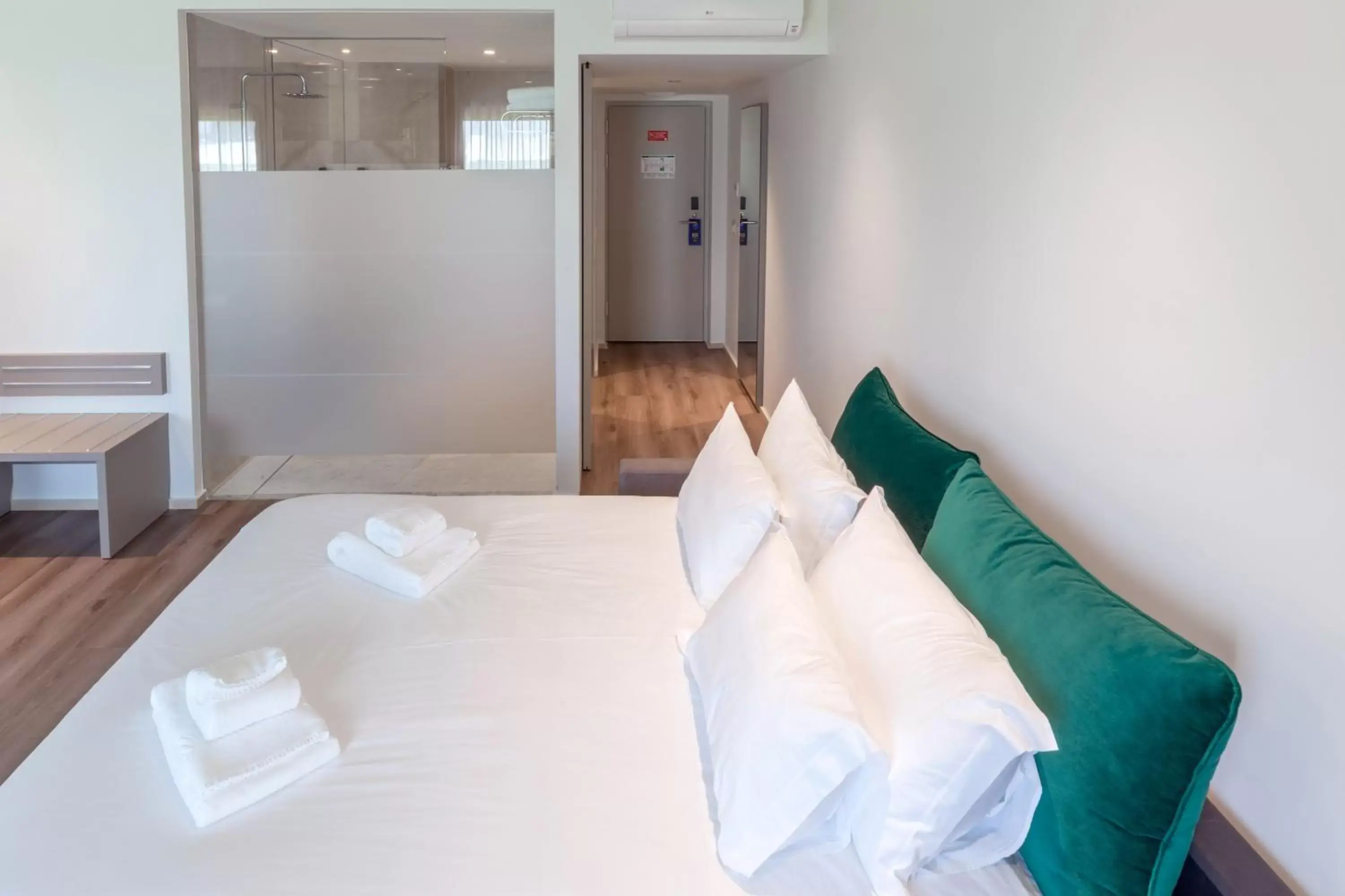 Shower, Bed in Oporto Airport & Business Hotel