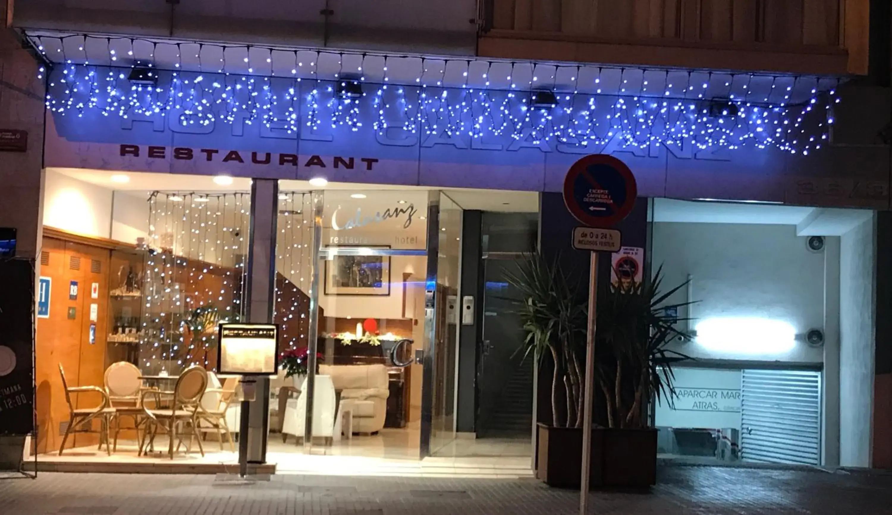 Facade/entrance in Hotel Calasanz