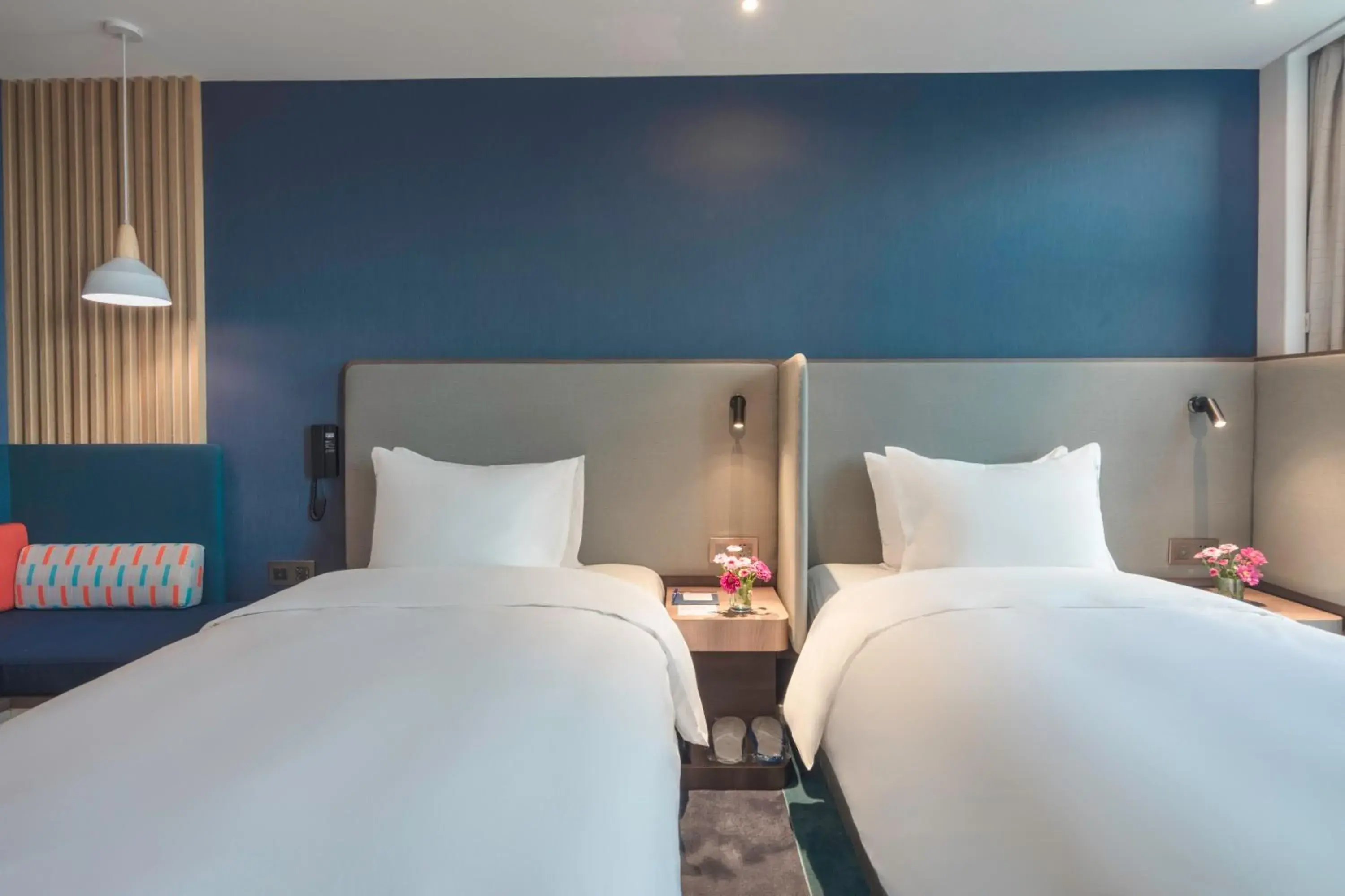 Photo of the whole room, Bed in Holiday Inn Express Hangzhou Jiuzhou, an IHG Hotel