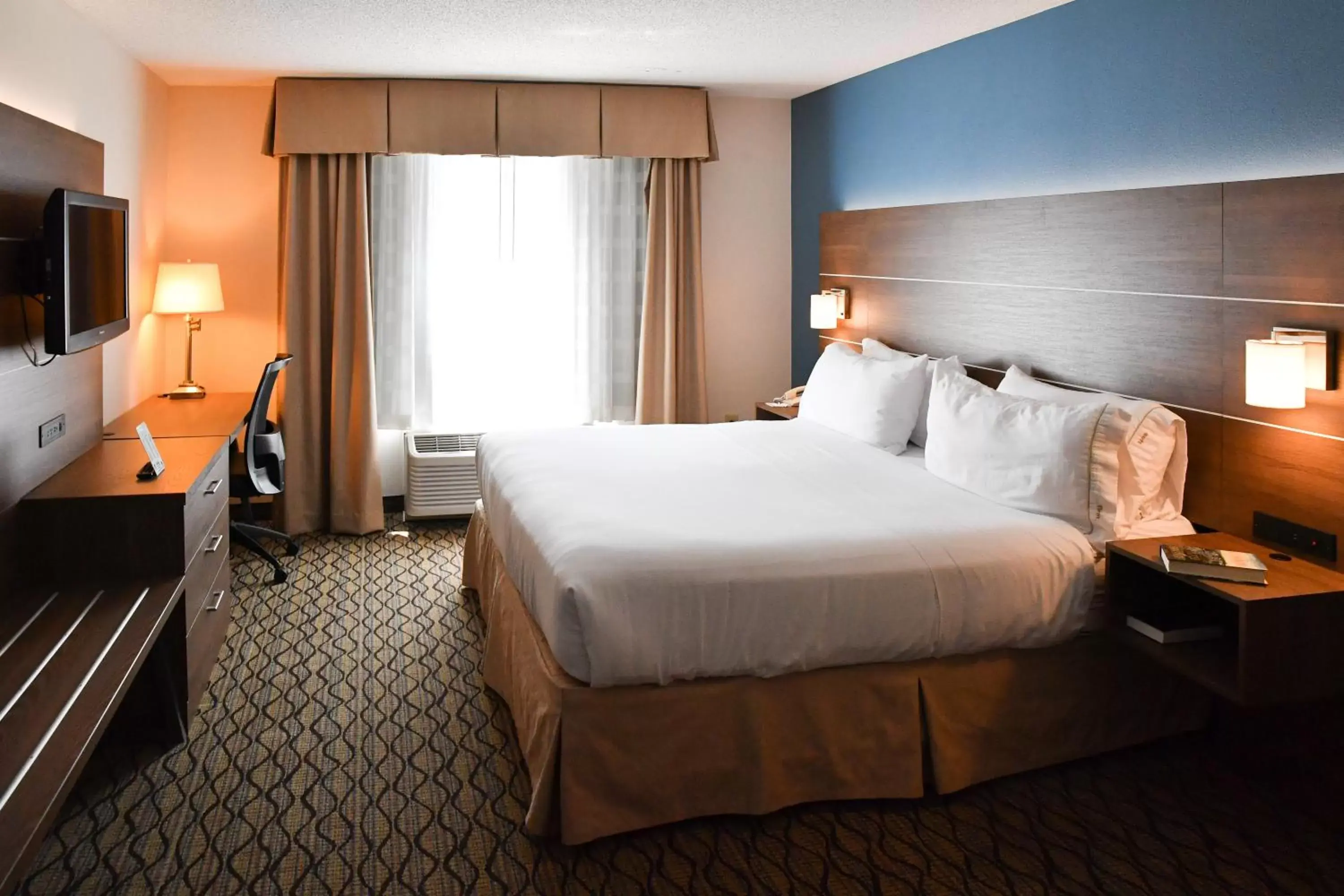 Photo of the whole room, Bed in Holiday Inn Express Hotel & Suites - Concord, an IHG Hotel