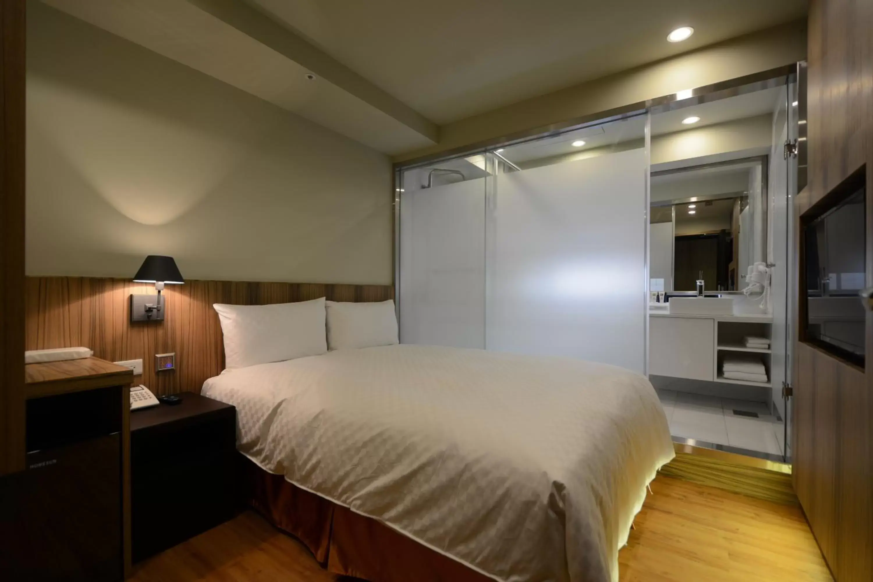 Photo of the whole room, Bed in Smile Inn - Taipei Main Station