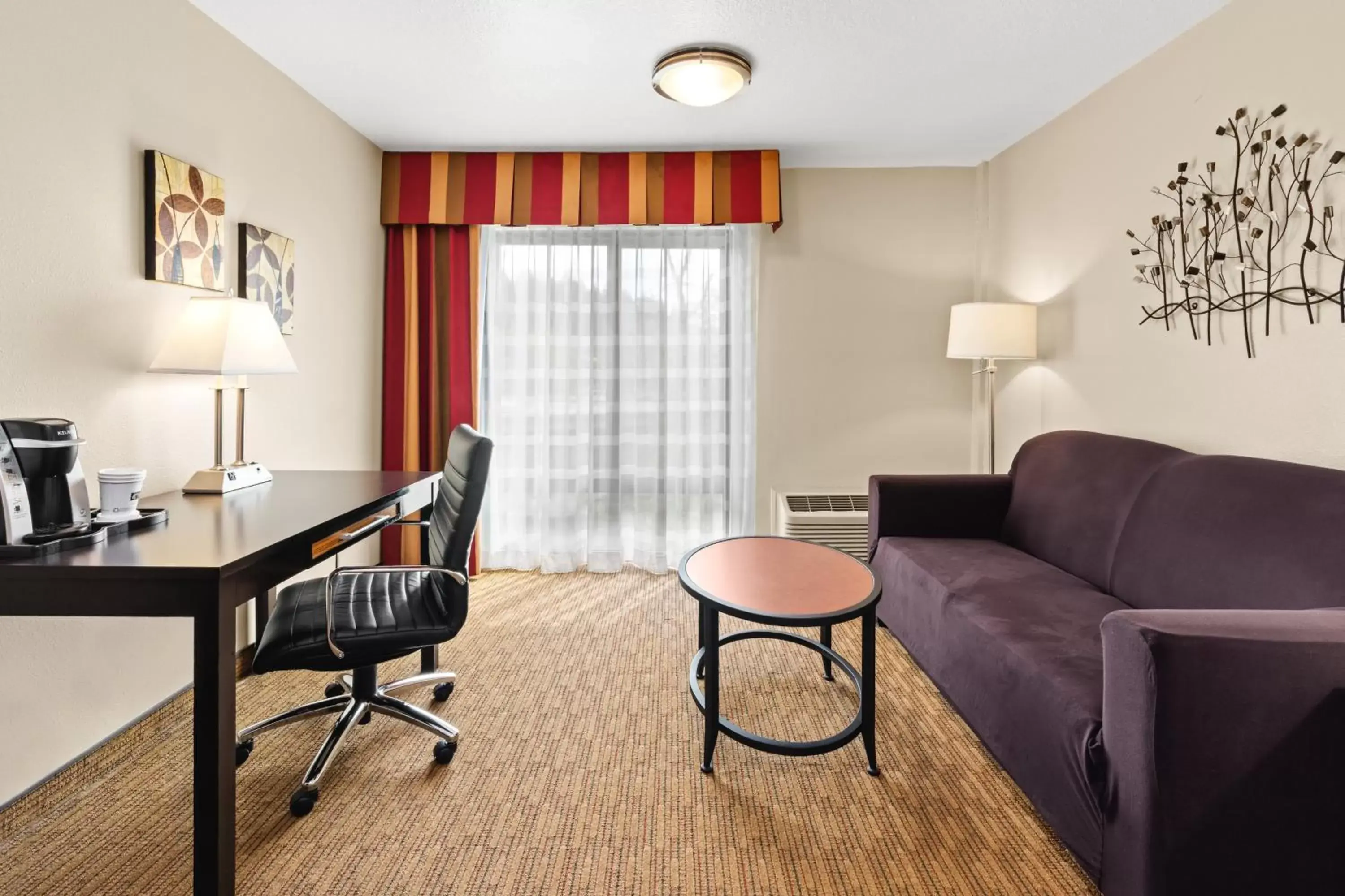 Photo of the whole room, Seating Area in Holiday Inn Express Portland SE - Clackamas Area, an IHG Hotel