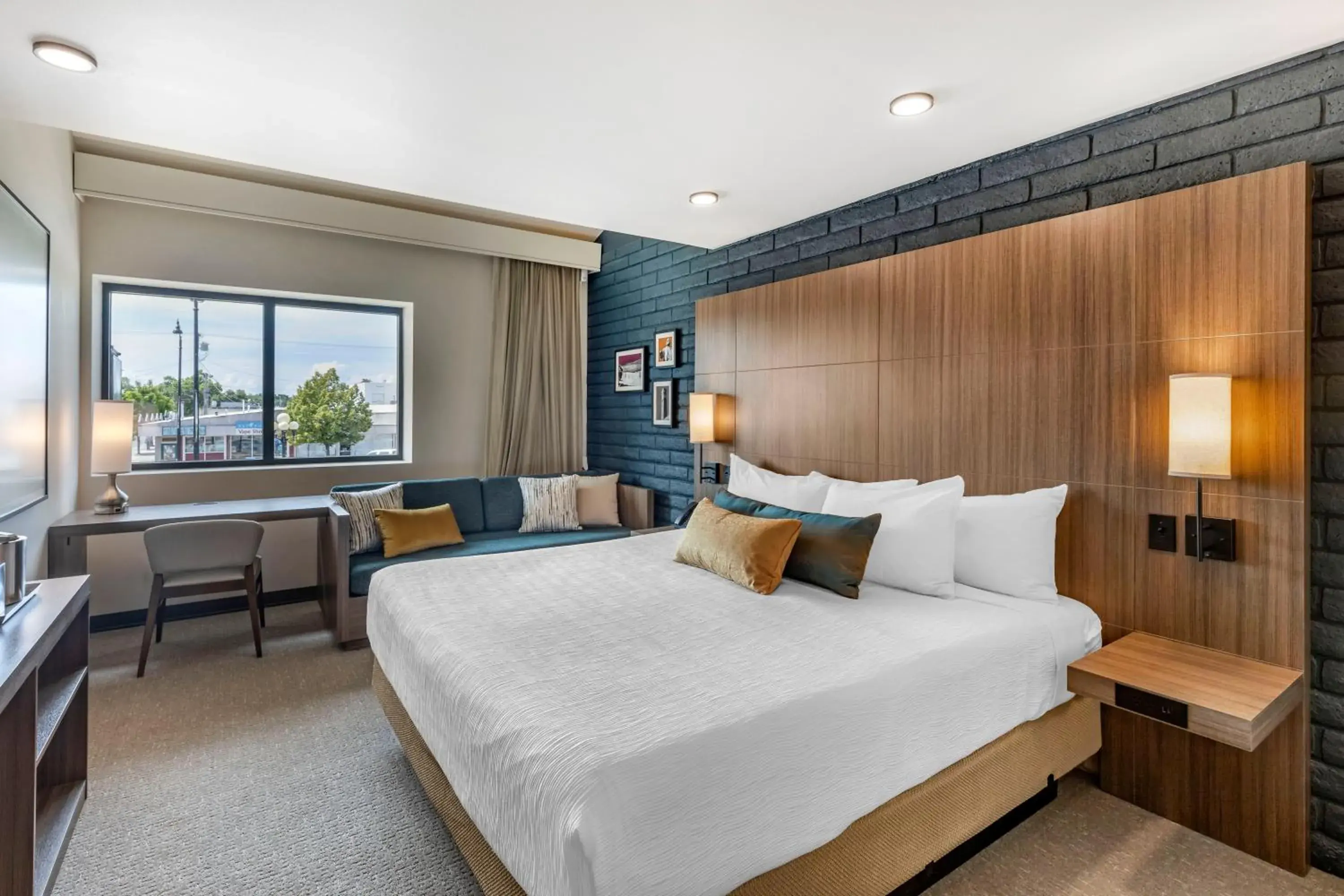 Photo of the whole room, Bed in The Gibson Hotel Great Falls, Ascend Hotel Collection