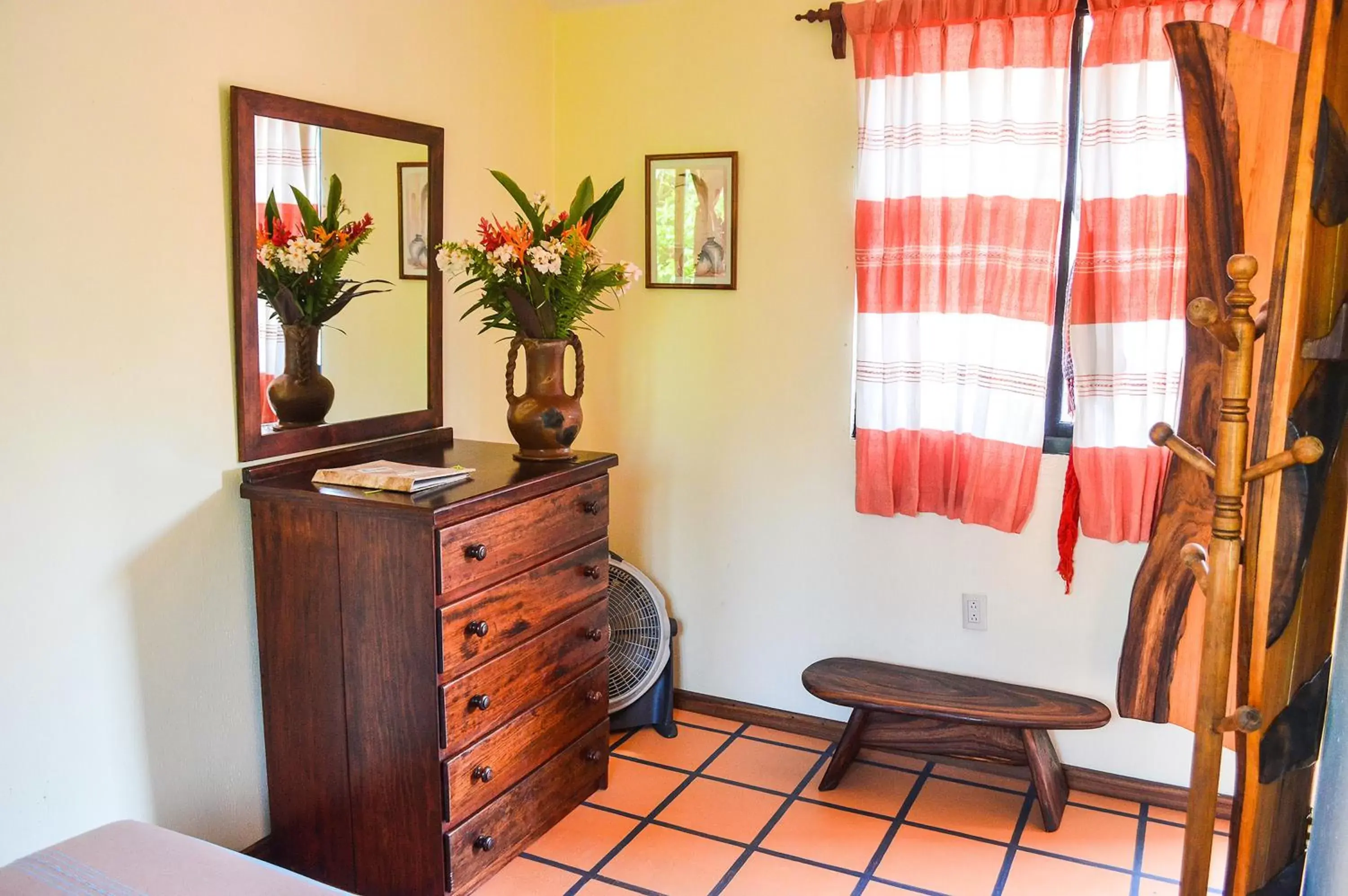 Bedroom, TV/Entertainment Center in Hotel Casamar Suites