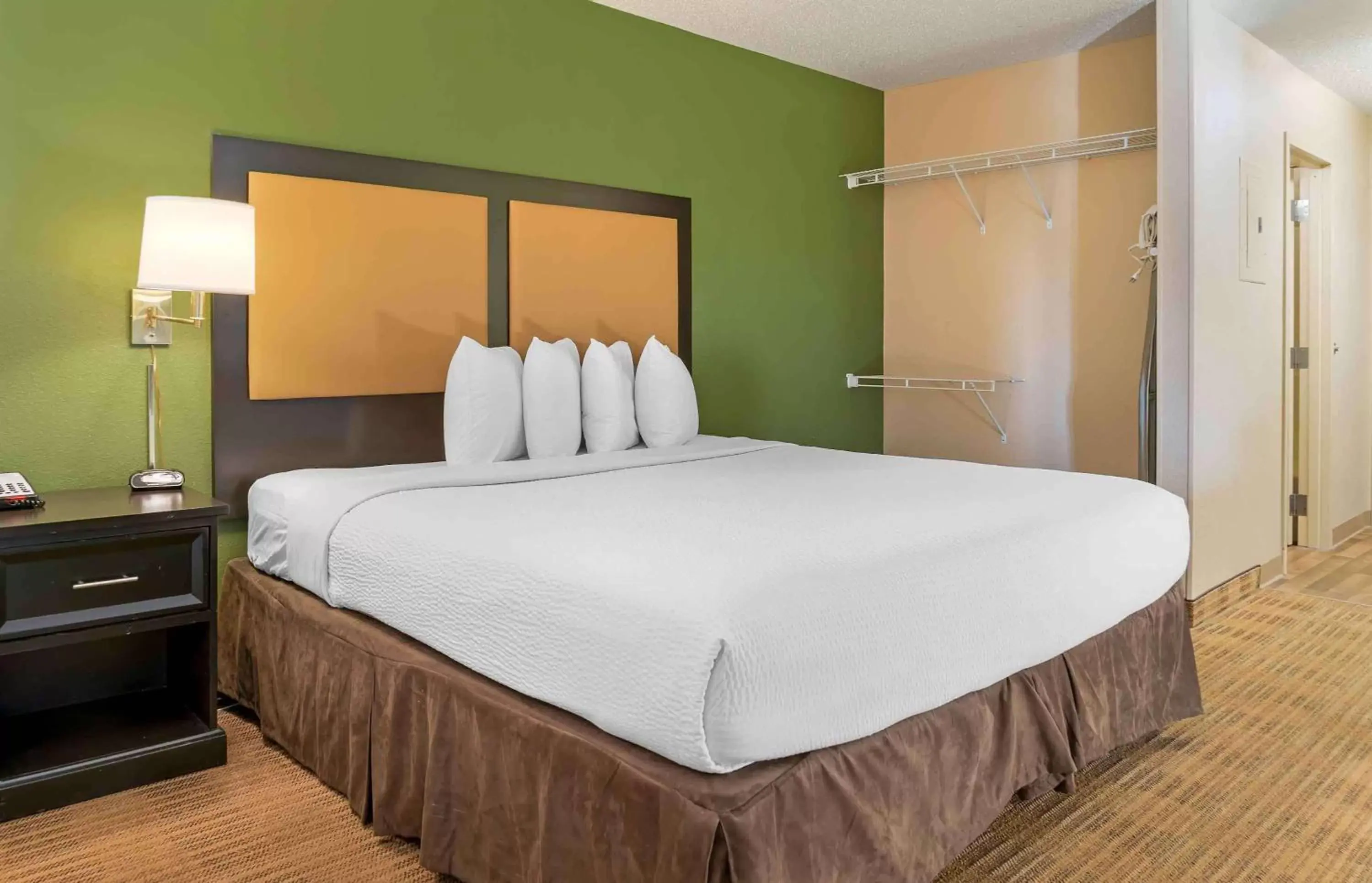 Bedroom, Bed in Extended Stay America Suites - Detroit - Farmington Hills