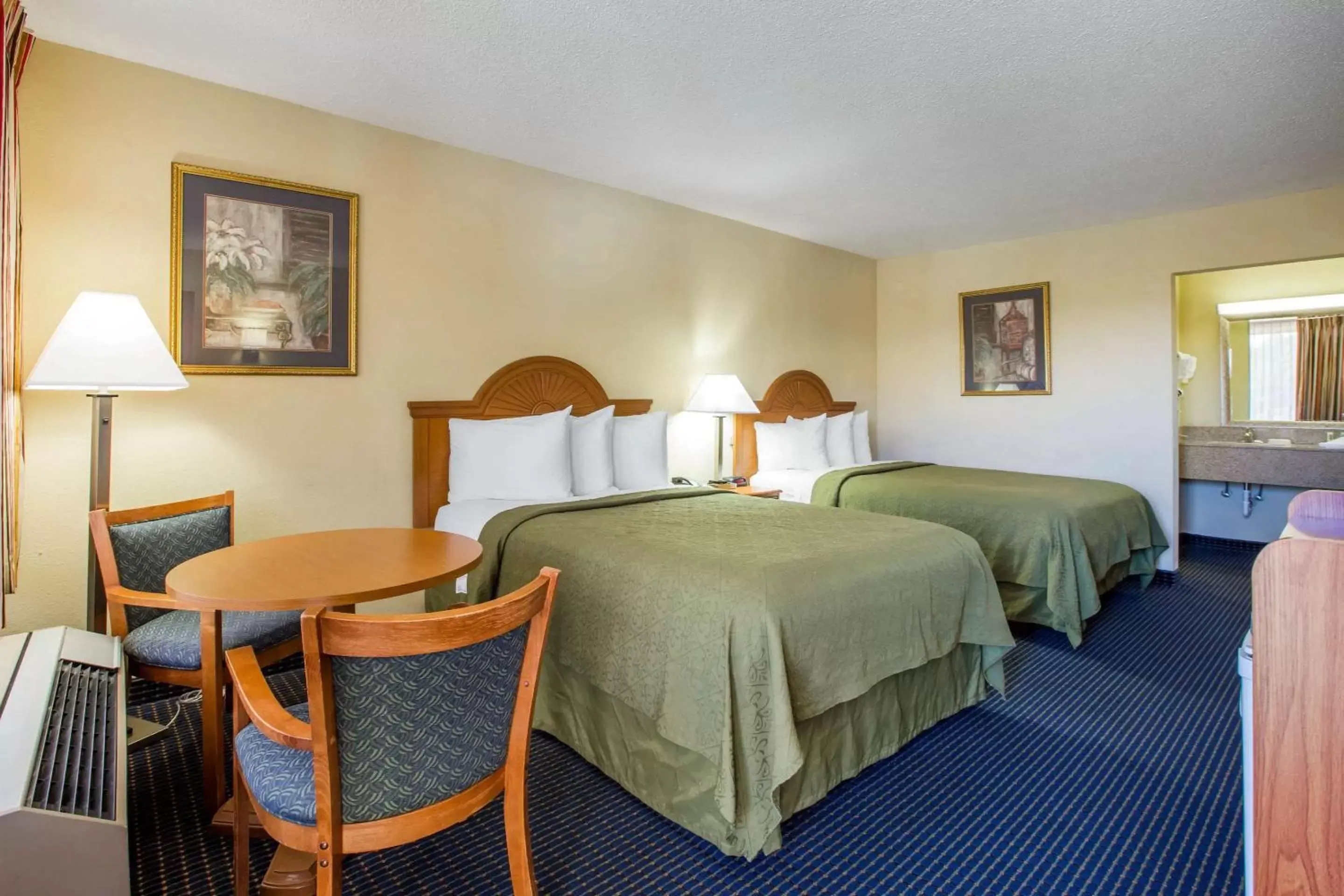 Photo of the whole room, Bed in Quality Inn Americus