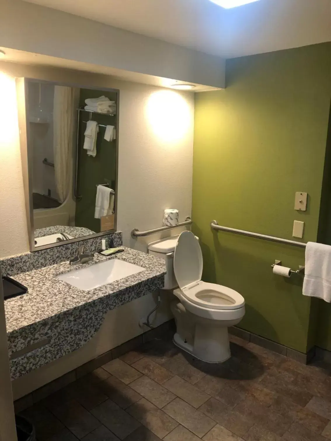 Queen Room with Accessible Tub - Accessible/Non-Smoking in Sleep Inn Columbia