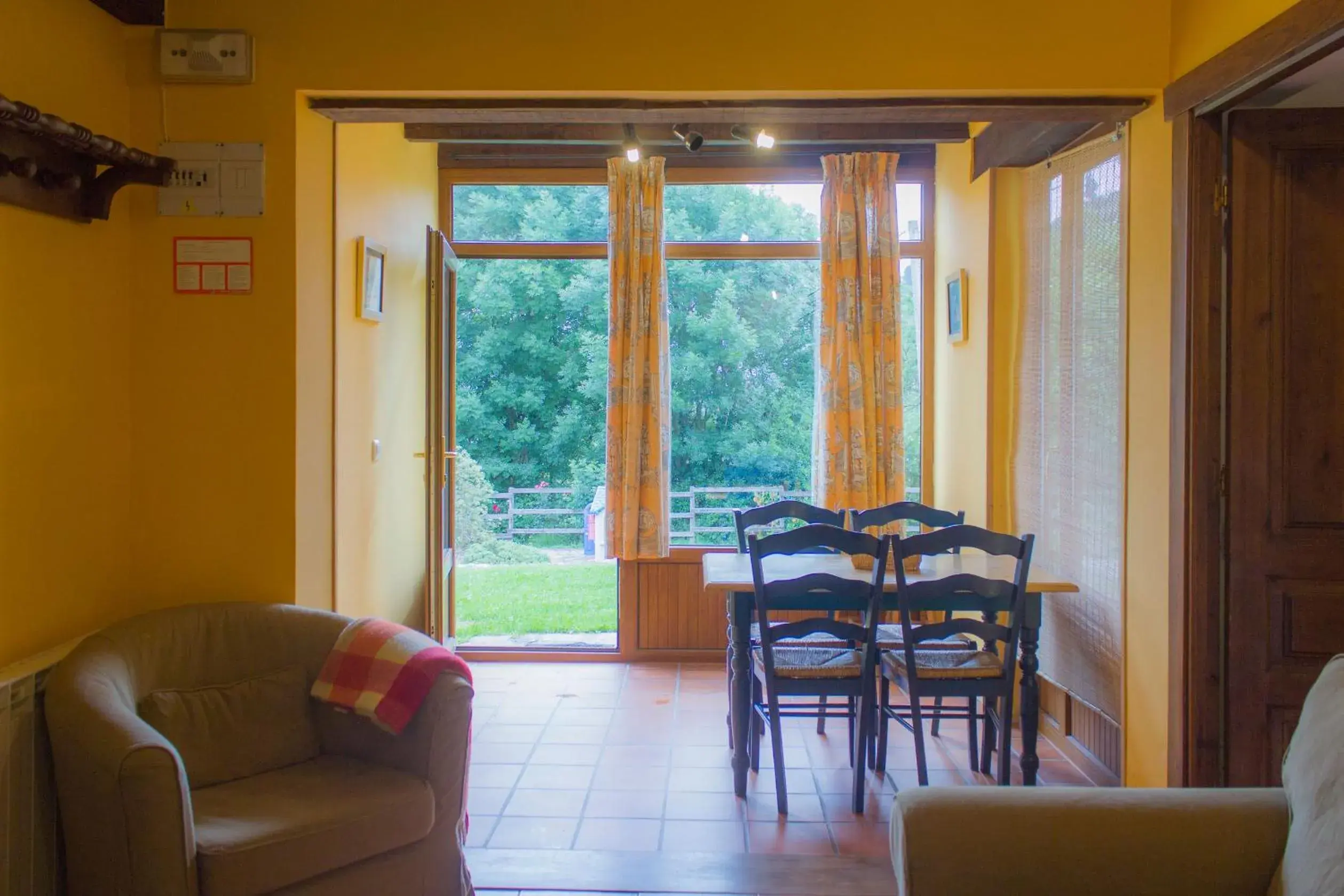 Living room, Dining Area in Viviendas Rurales El Covaju