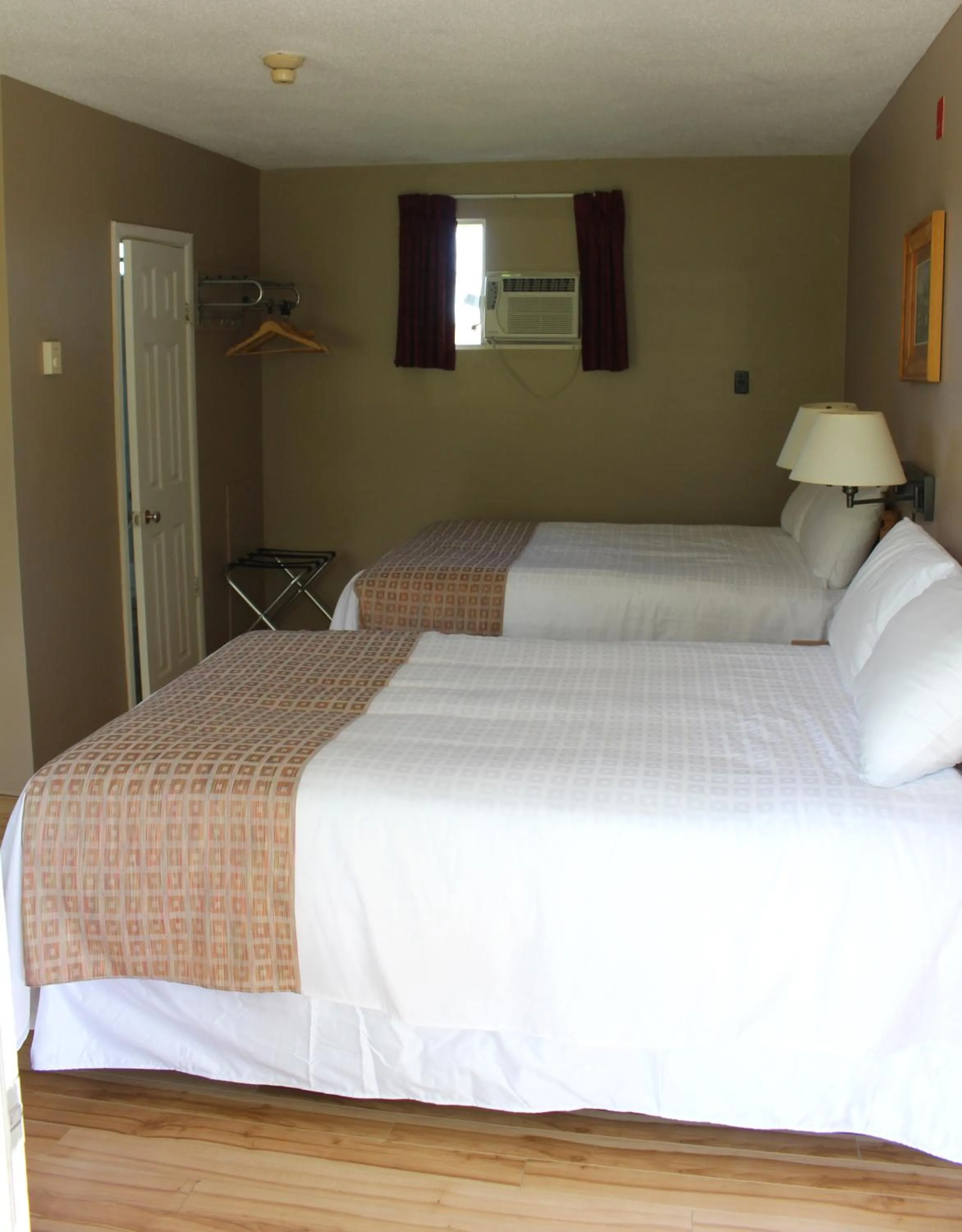 Photo of the whole room in Colonial Resort-1000Islands