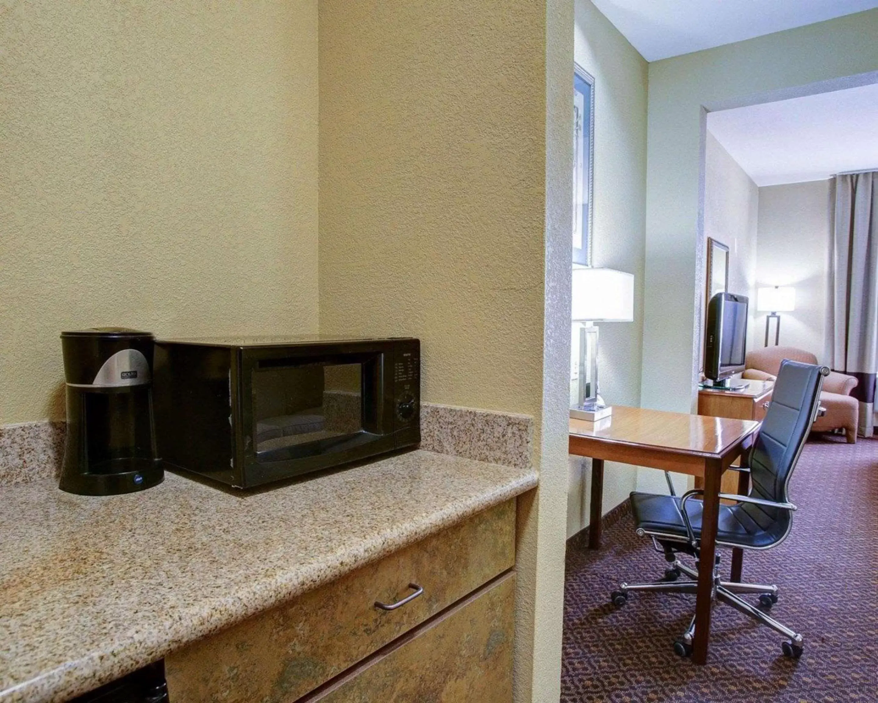 Photo of the whole room in Comfort Suites Brenham