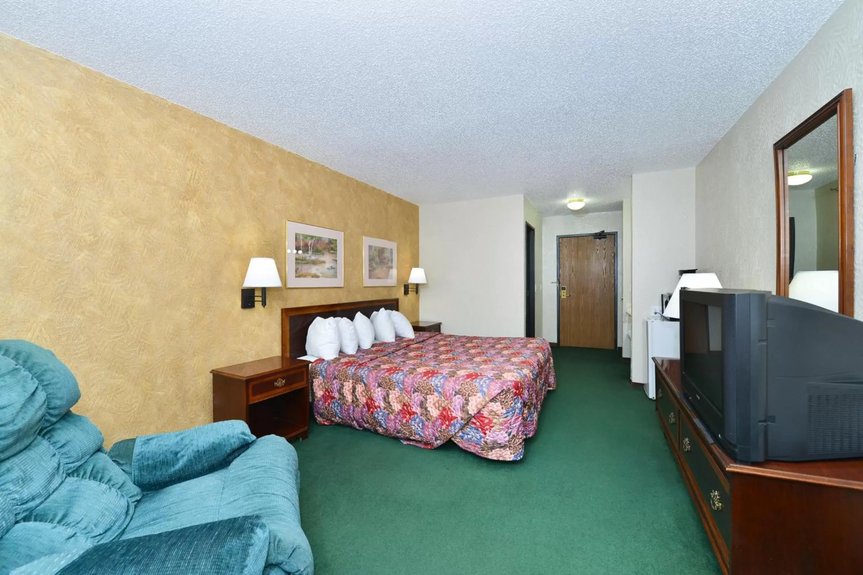 Bedroom, Bed in Days Inn by Wyndham Ozark Springfield