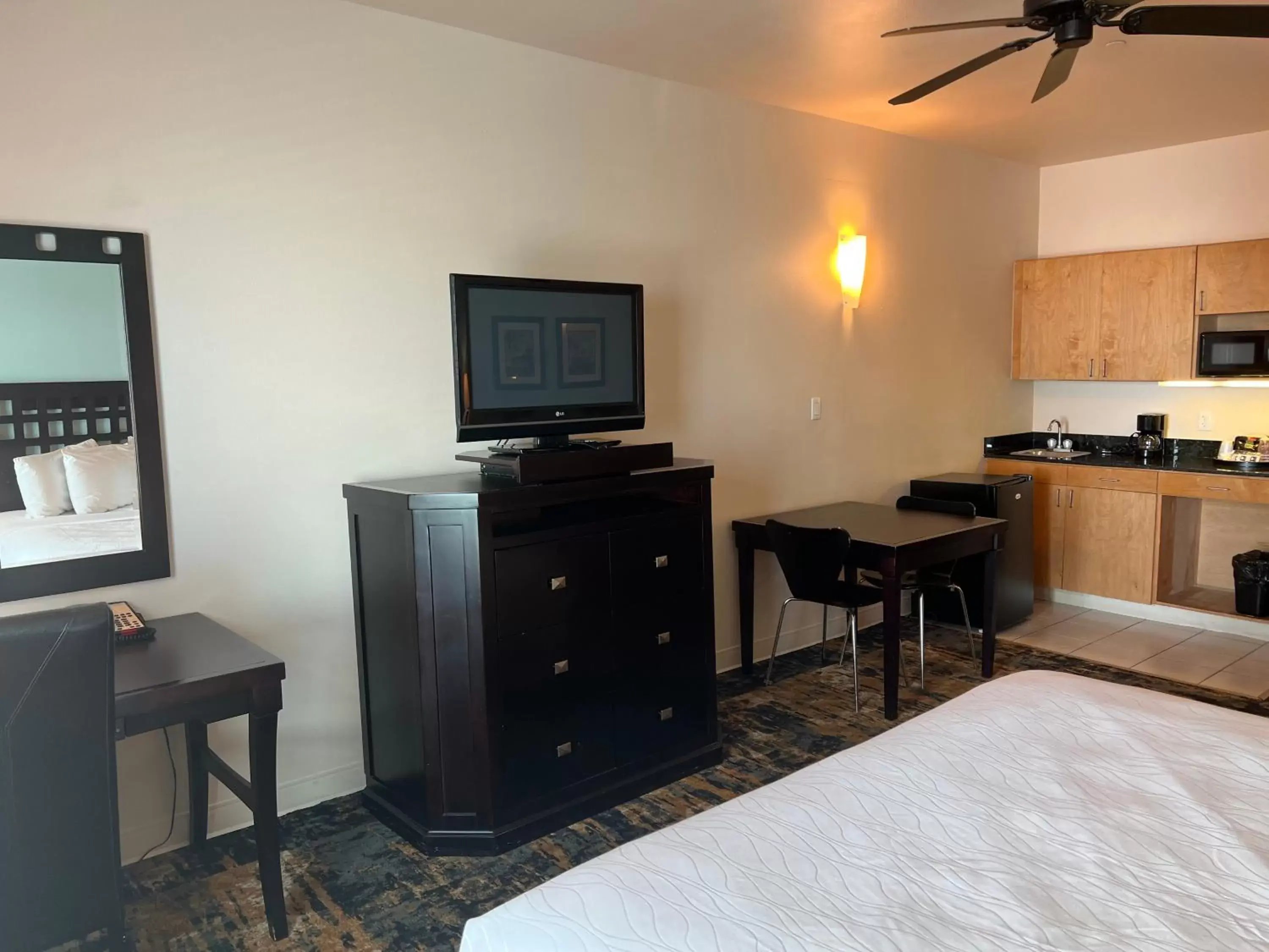 TV and multimedia, TV/Entertainment Center in Sunchase Inn & Suites