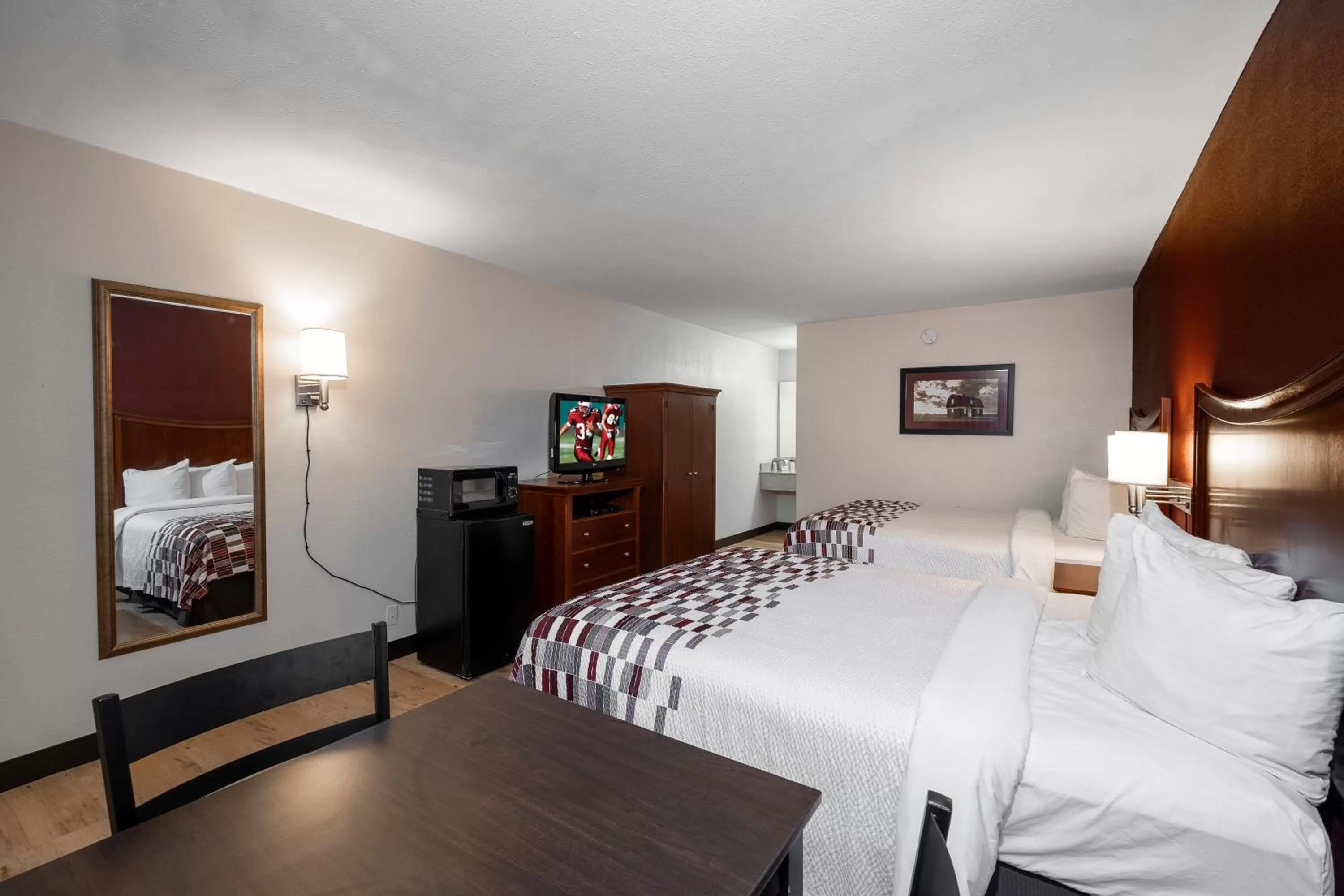 Photo of the whole room, Bed in Red Roof Inn Dothan