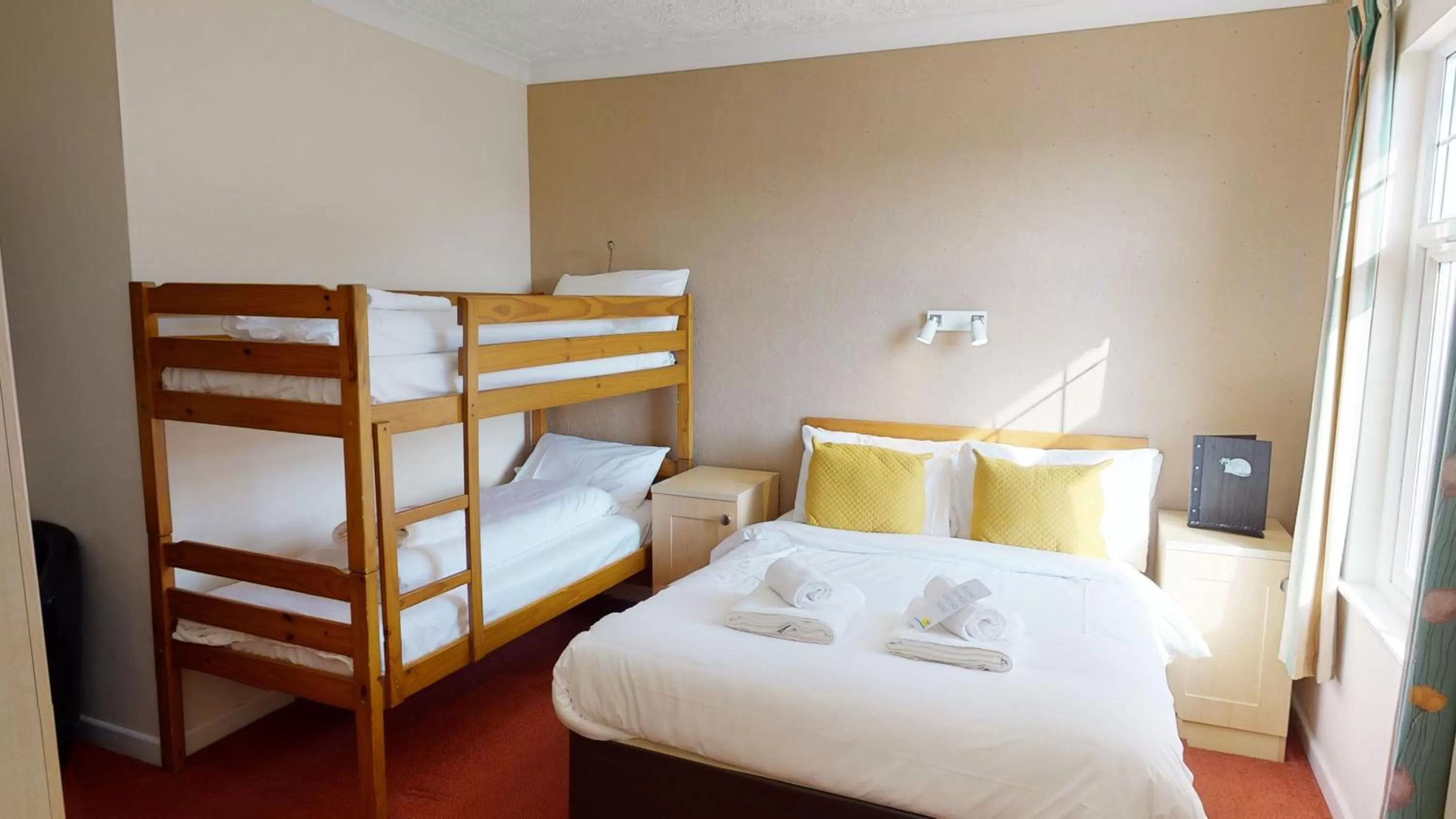 Bedroom, Bed in Marine Lodge