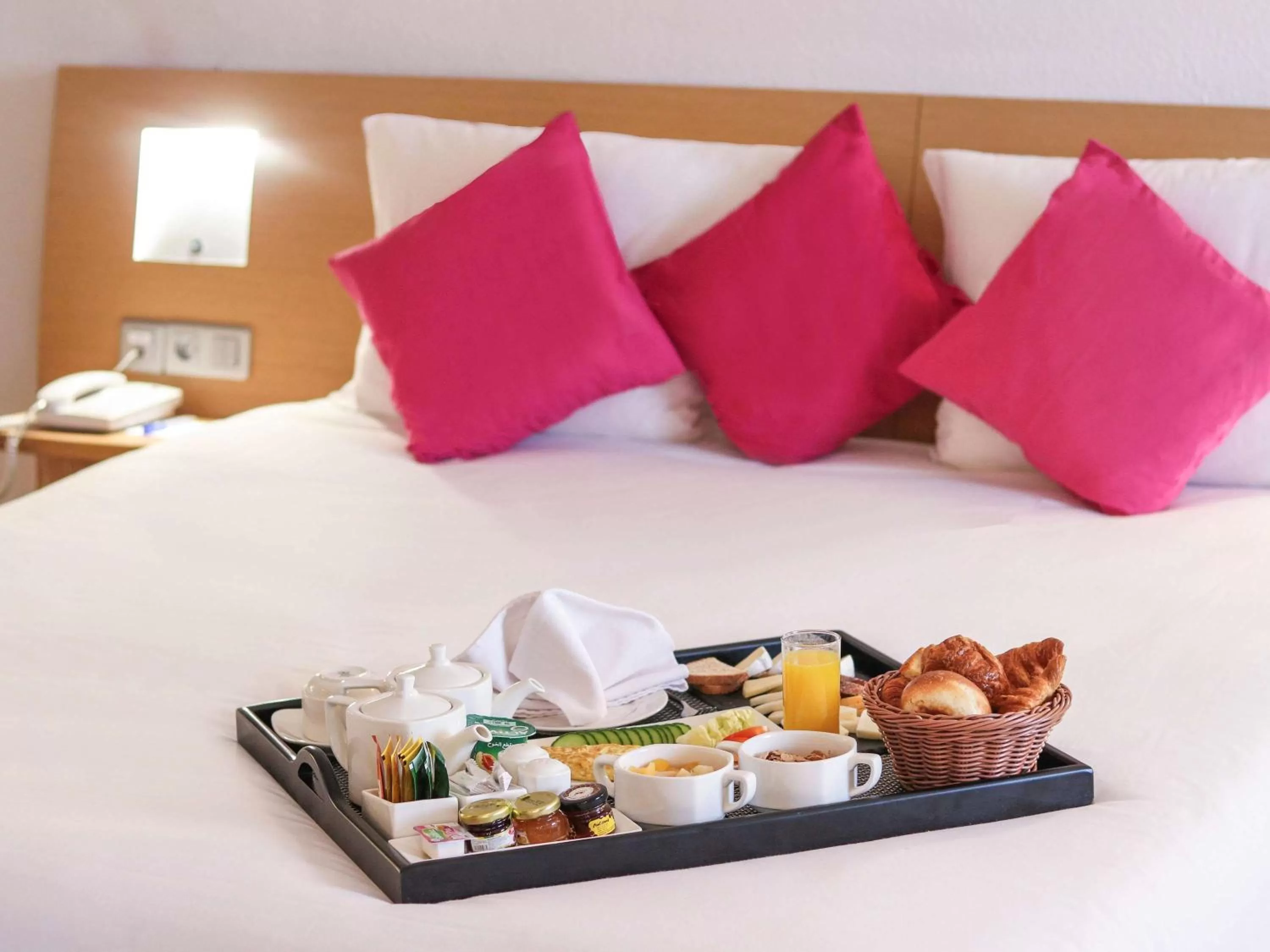 Bedroom, Bed in Novotel Tunis