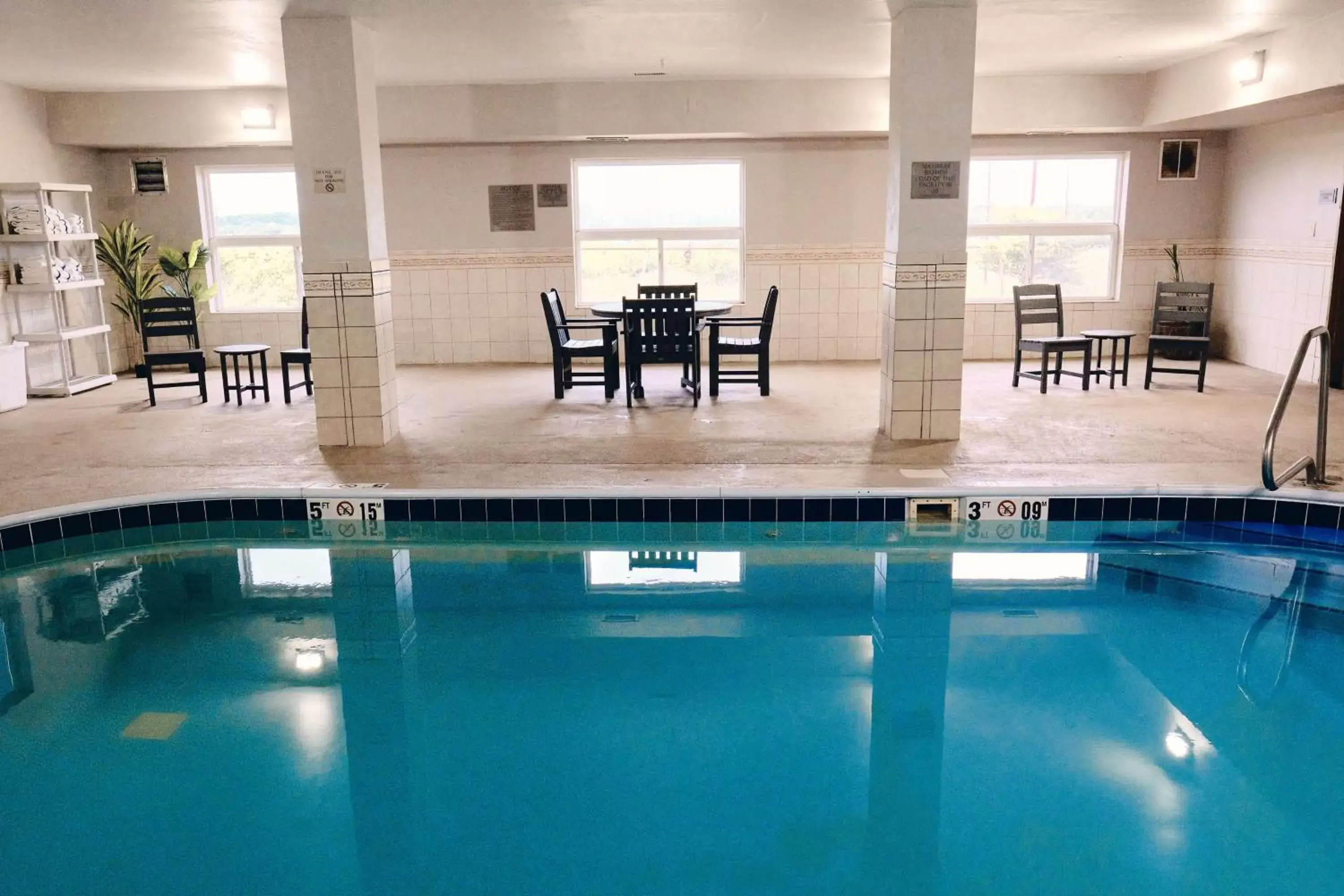 Pool view, Swimming Pool in Country Inn & Suites by Radisson, Moline Airport, IL