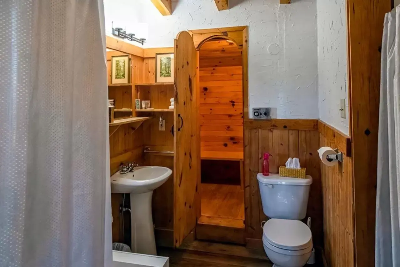 Toilet, Bathroom in Edelweiss Inn Nova Scotia