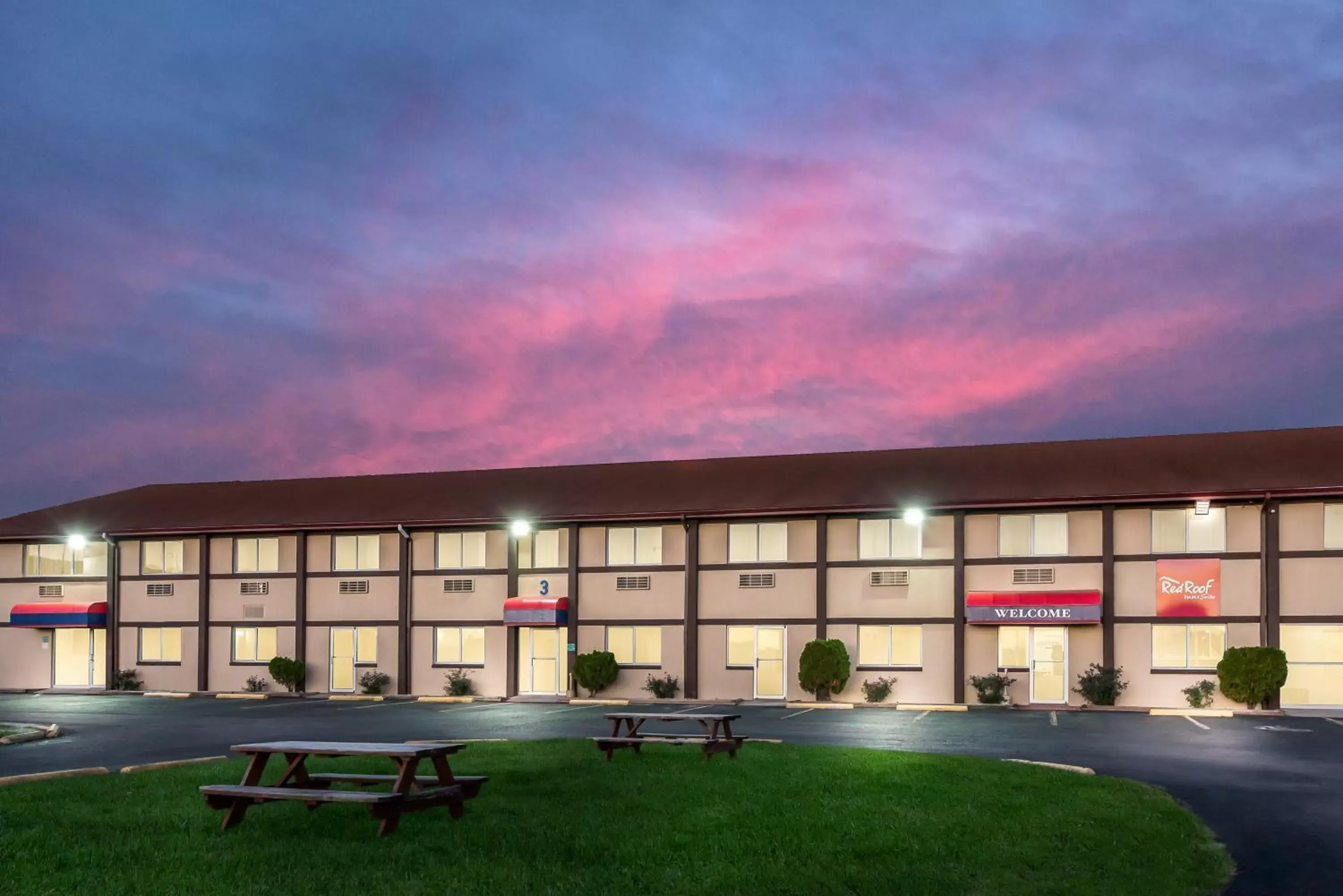 Property Building in Red Roof Inn & Suites Wapakoneta