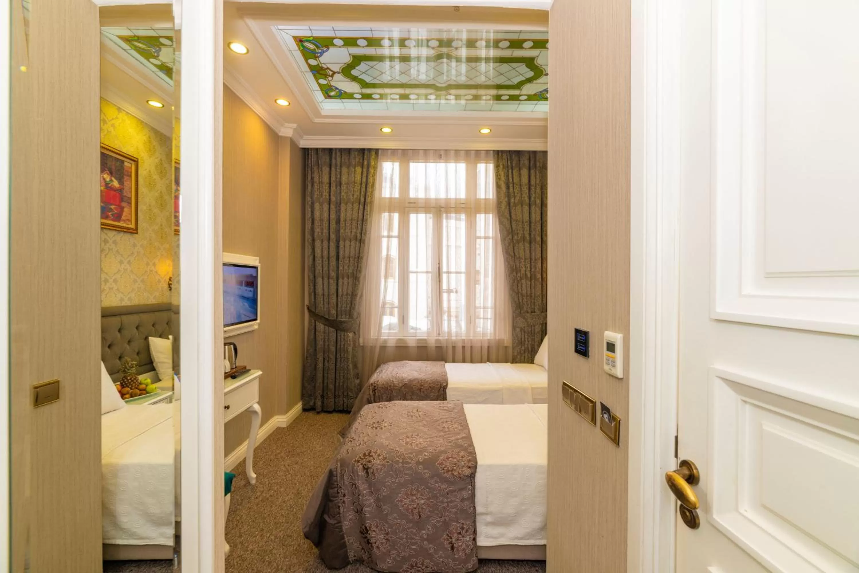 Living room, Bed in Alpek Hotel