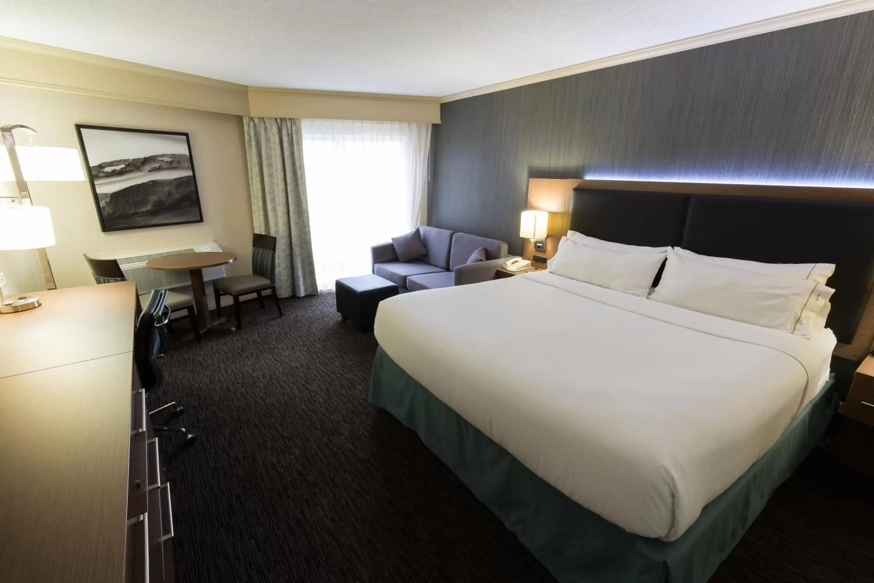 Photo of the whole room, Bed in Holiday Inn Express Edmonton Downtown, an IHG Hotel