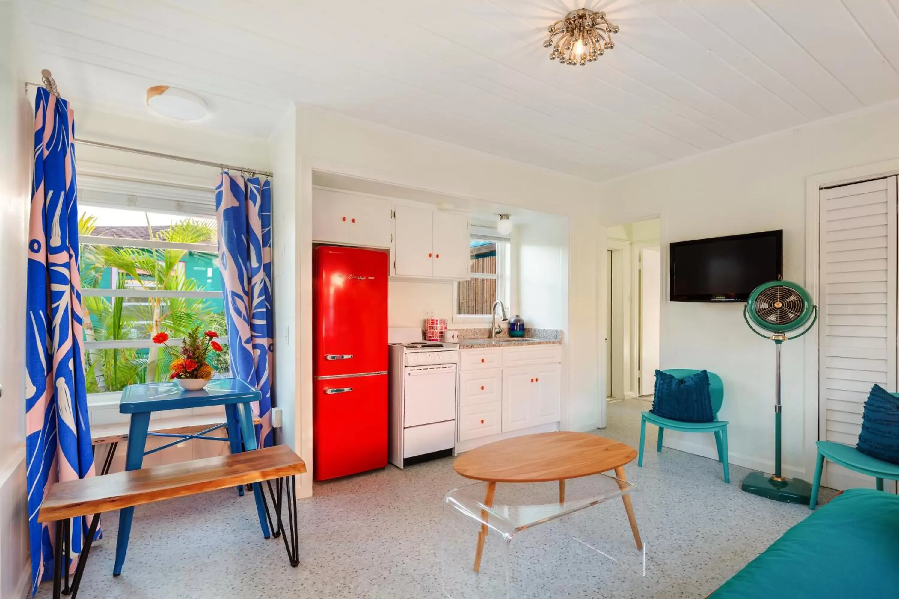 Kitchen or kitchenette, Seating Area in Sunset Inn and Cottages