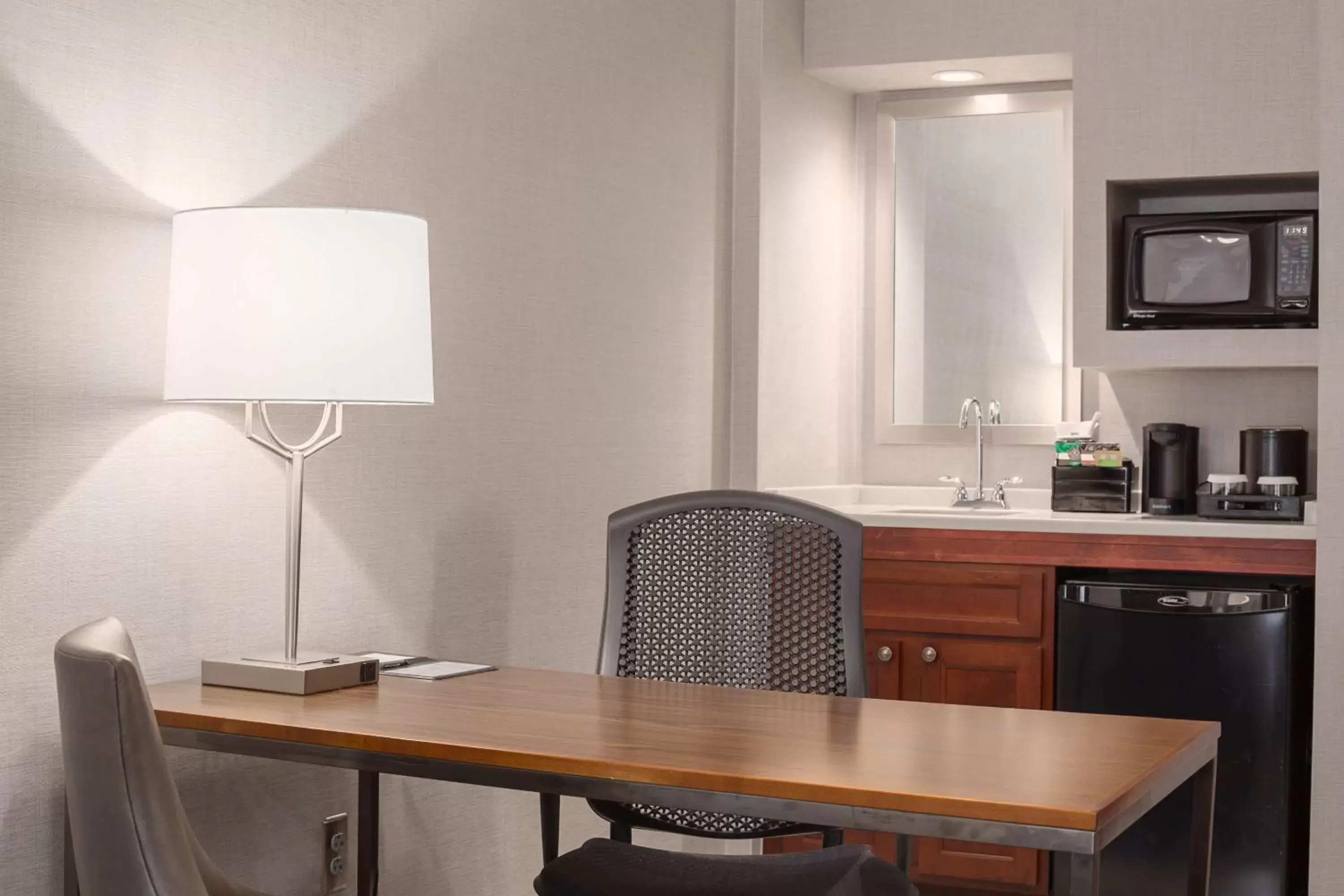Bedroom, Kitchen/Kitchenette in Embassy Suites by Hilton Boston Marlborough