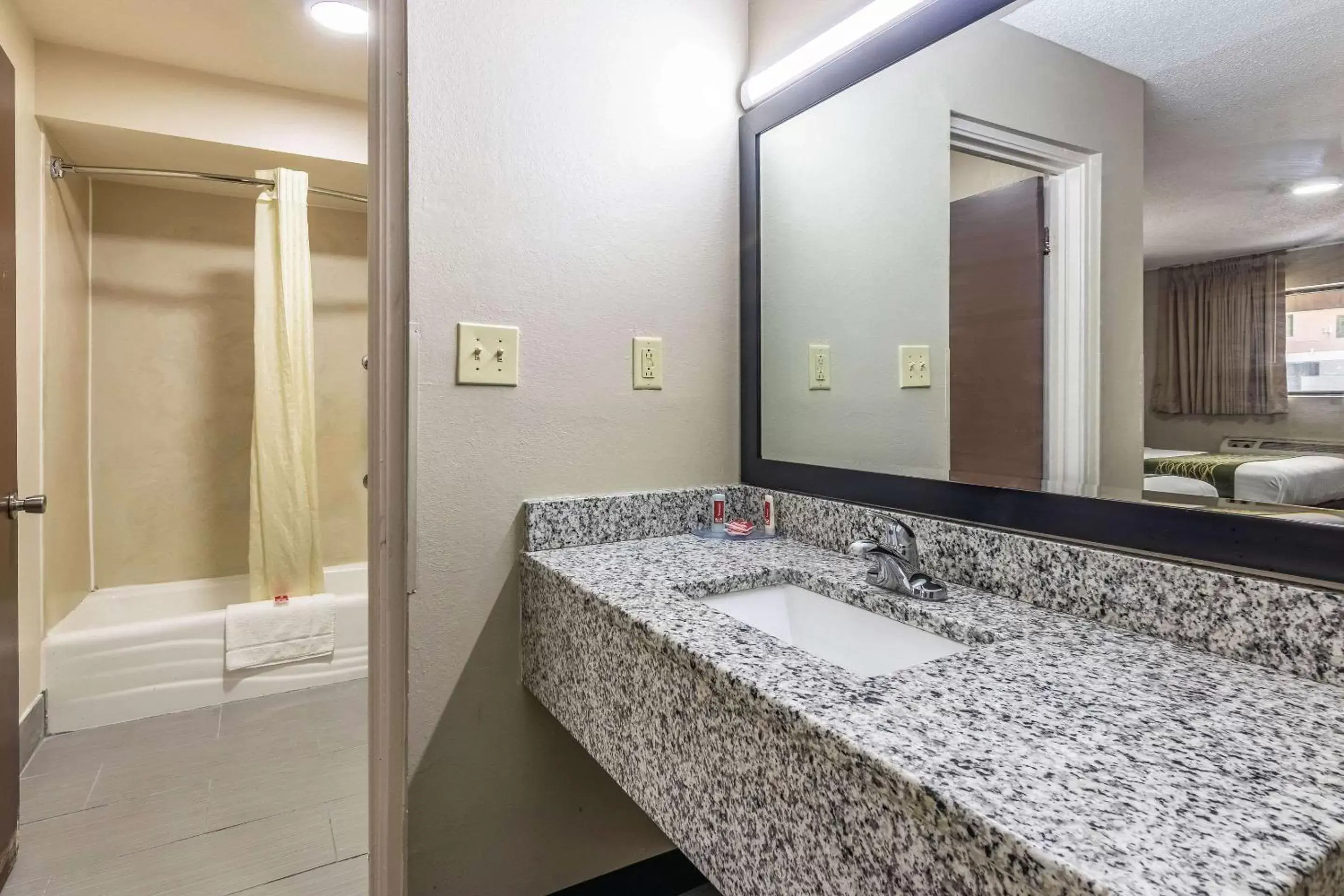 Photo of the whole room, Bathroom in Econo Lodge Opelika