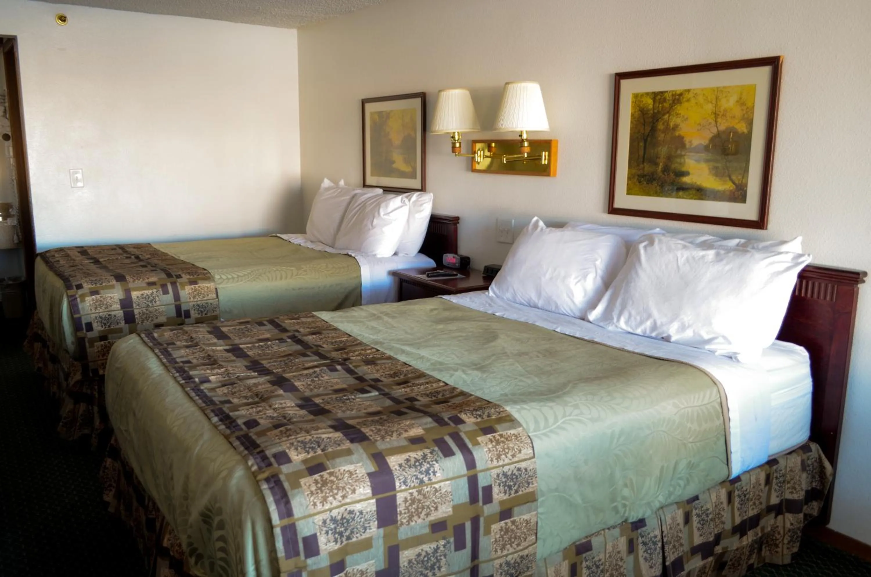 Bedroom, Bed in National 9 Inn Price