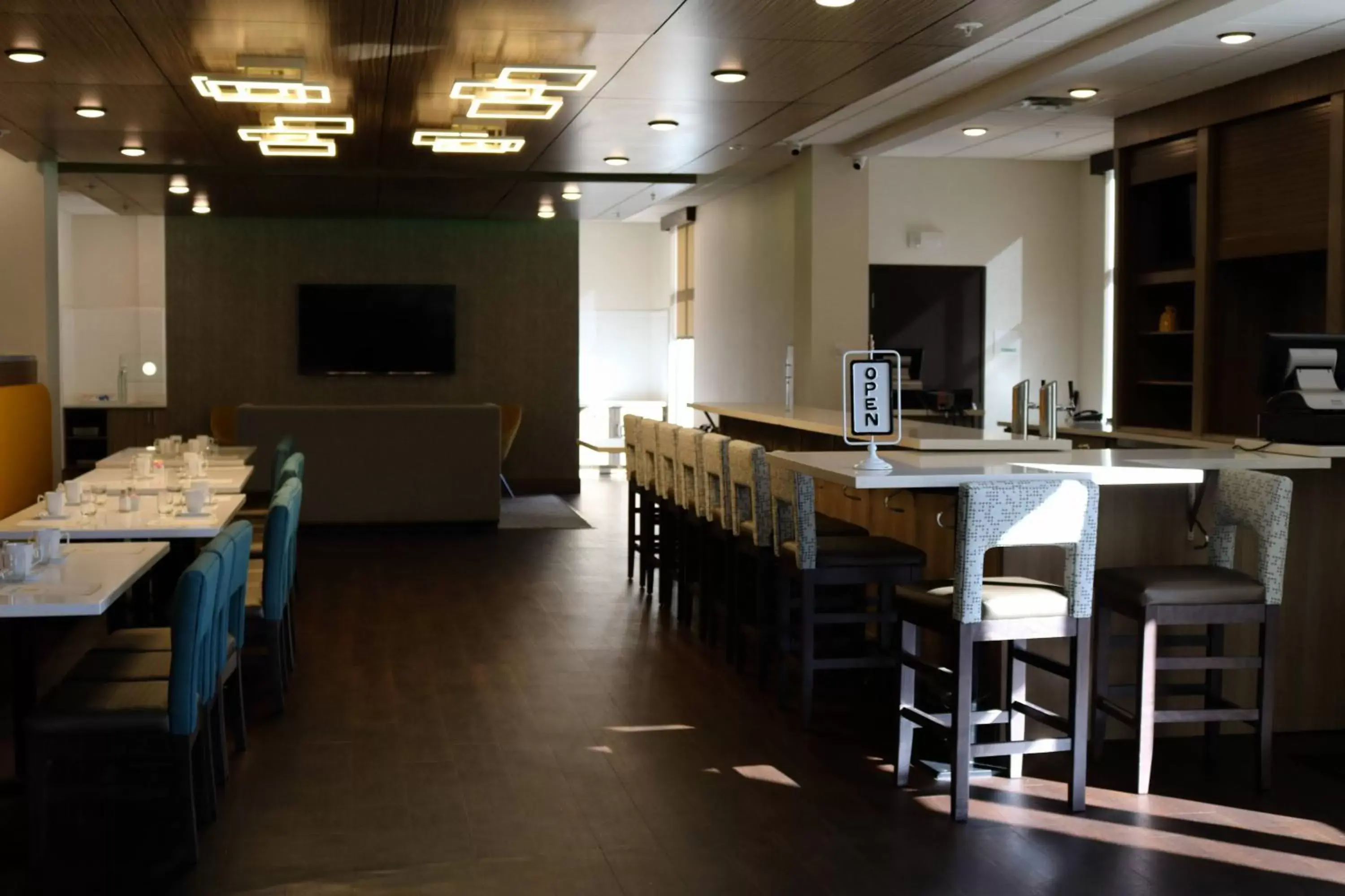 Lounge or bar in Holiday Inn - Jonesboro, an IHG Hotel