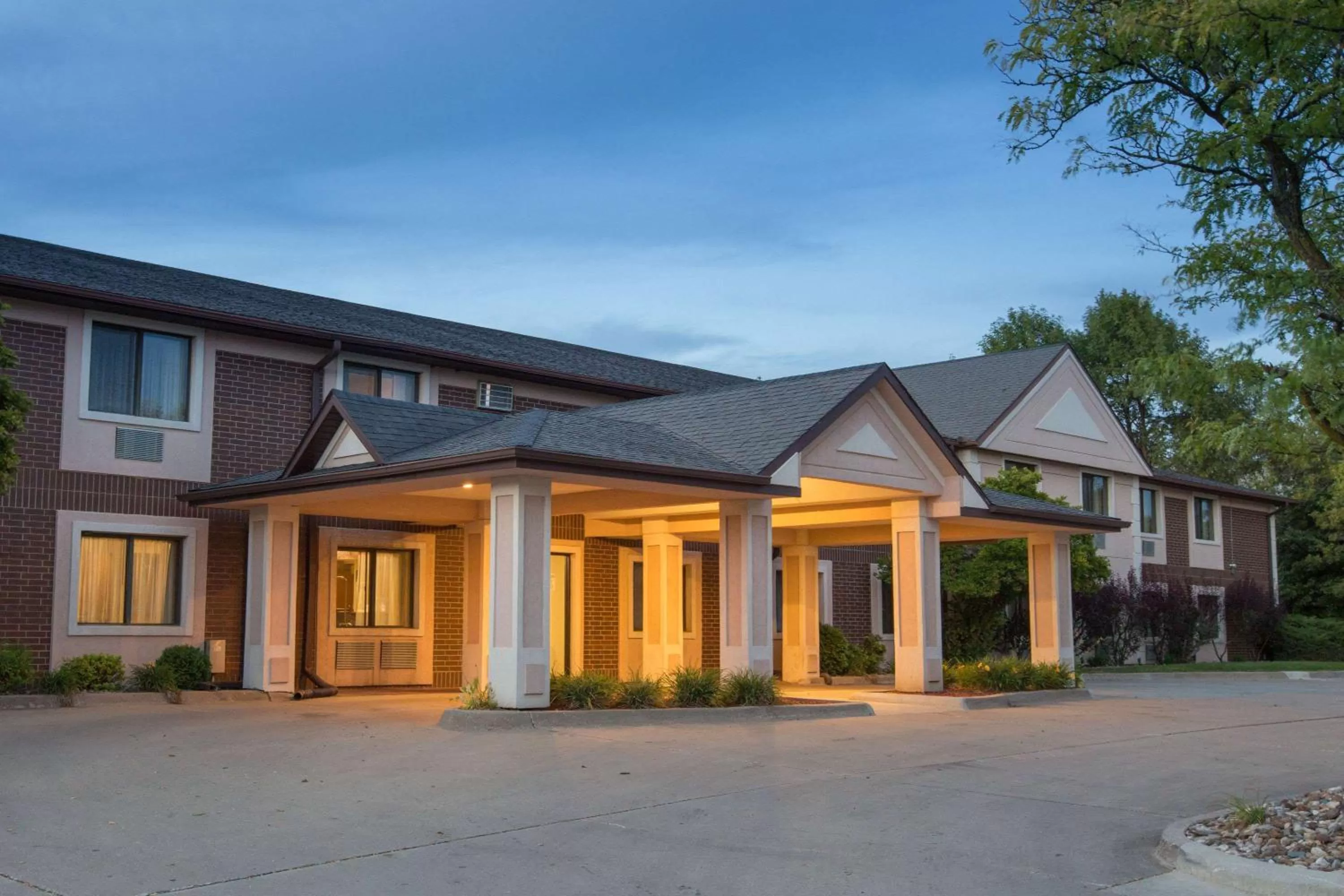Property building in Super 8 by Wyndham Clive IA