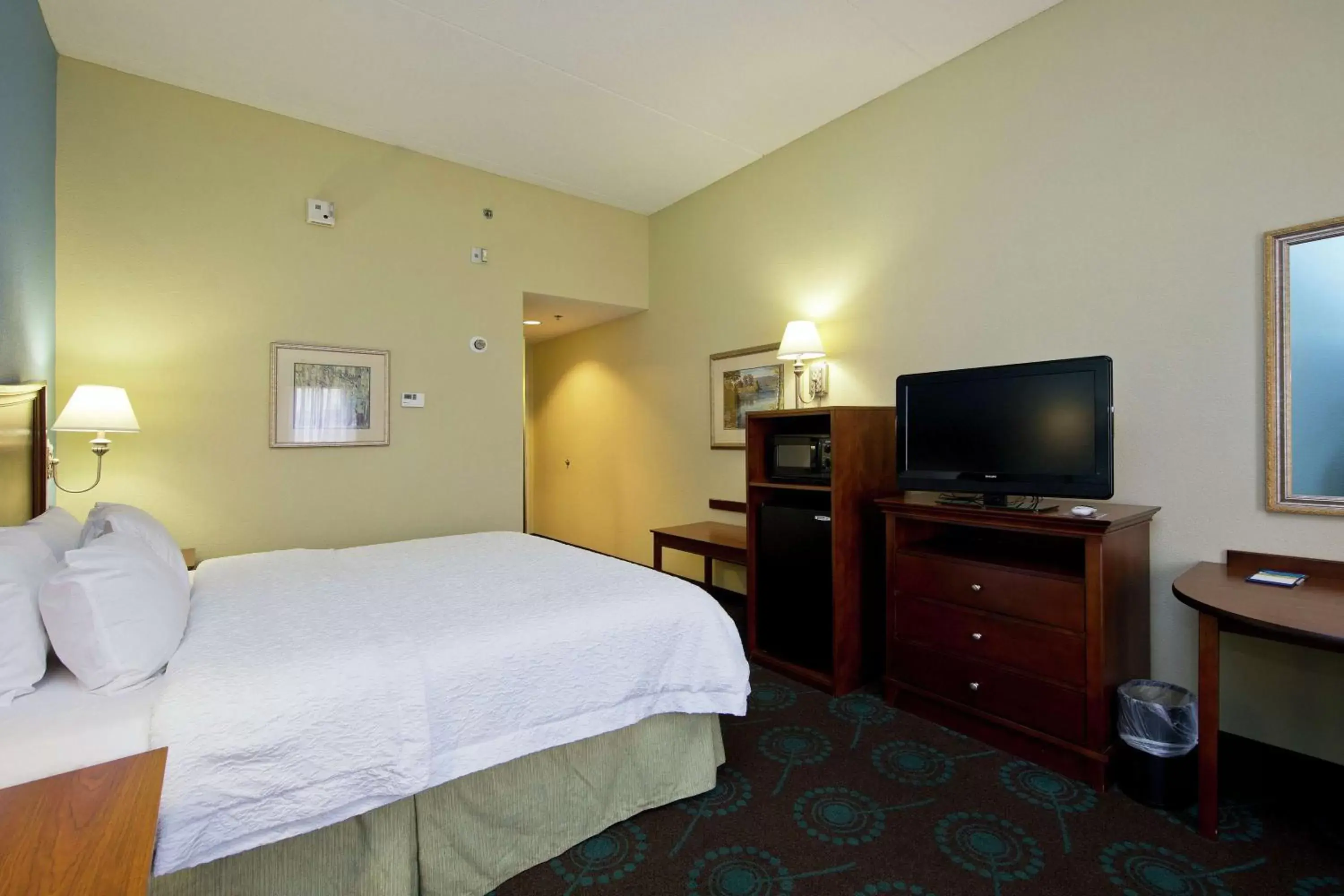 Bedroom, Bed in Hampton Inn Inwood