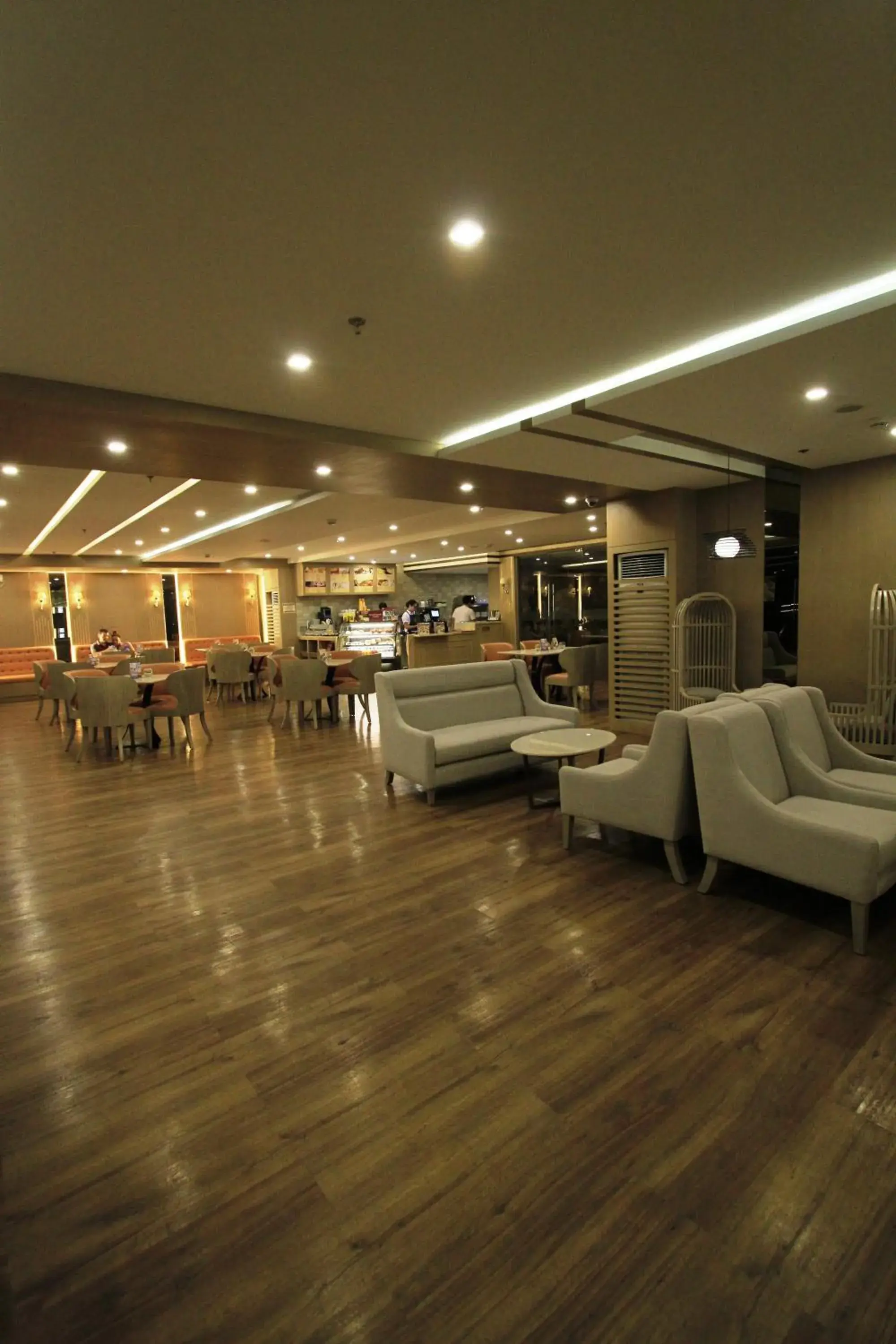 Restaurant/places to eat in Extremeli Suites