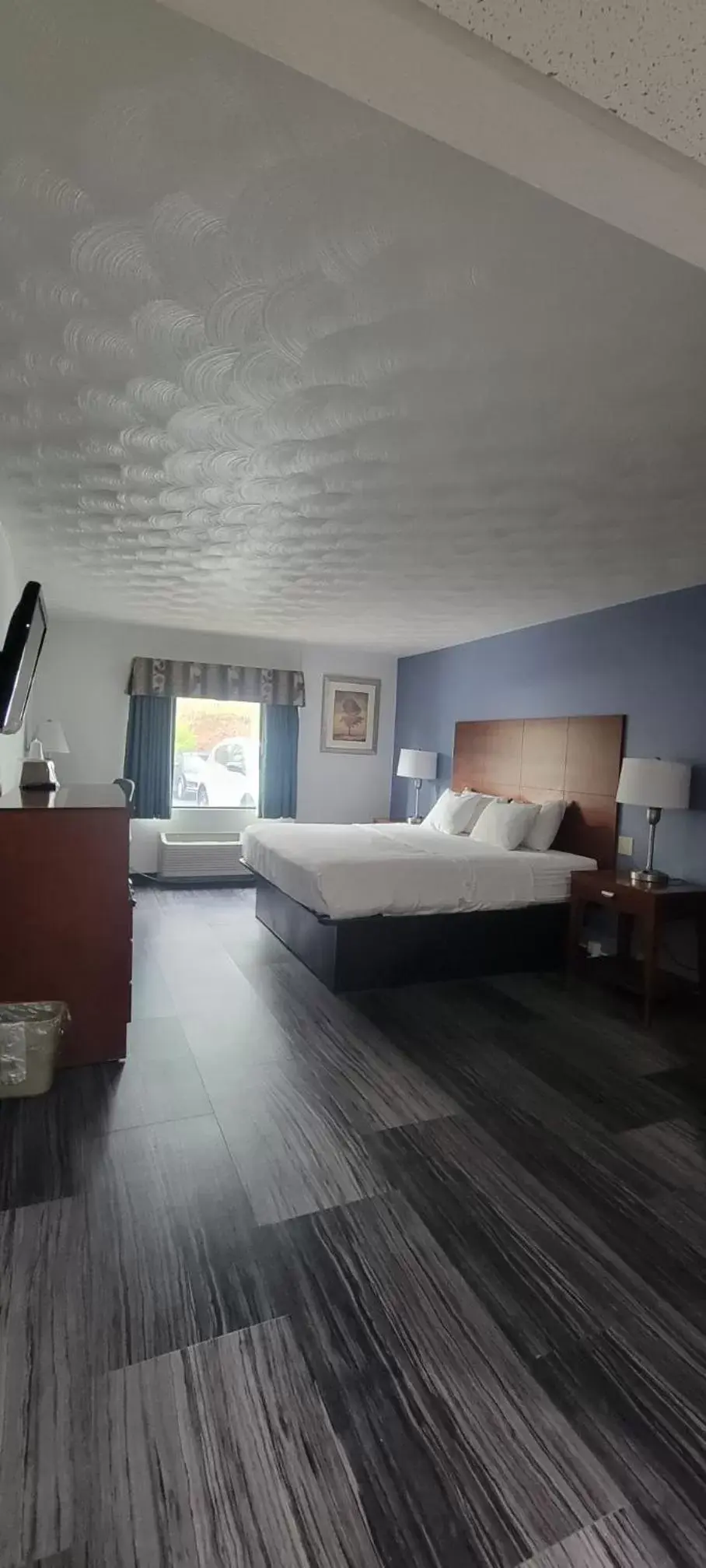 Bed in Royal Inn & Suites