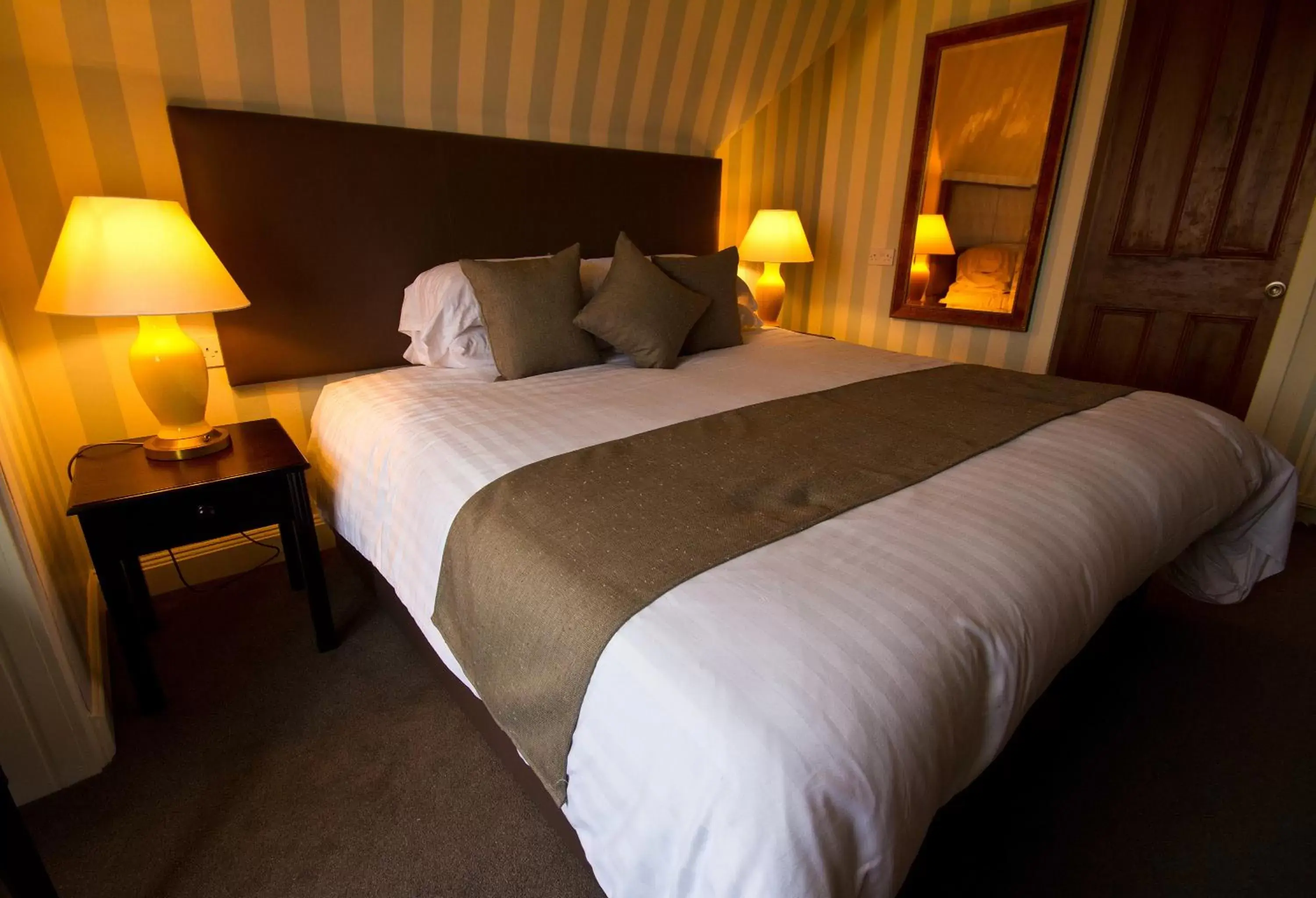Bedroom, Bed in Dunmuir Hotel