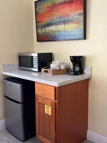 Swimming pool, TV/Entertainment Center in Coconut Bay Resort - Key Largo