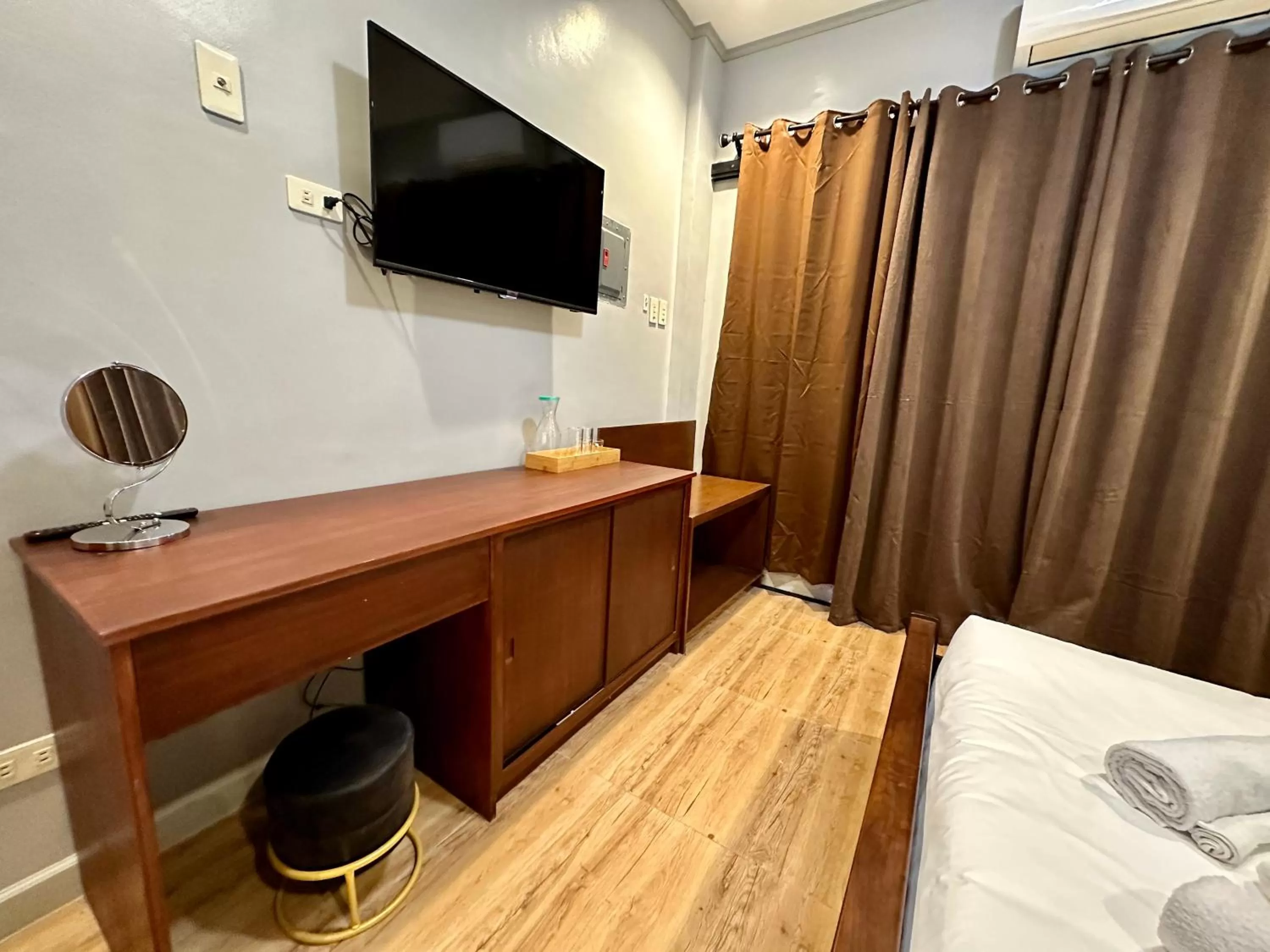 TV and multimedia, Bed in Harbour Bliss Hotel