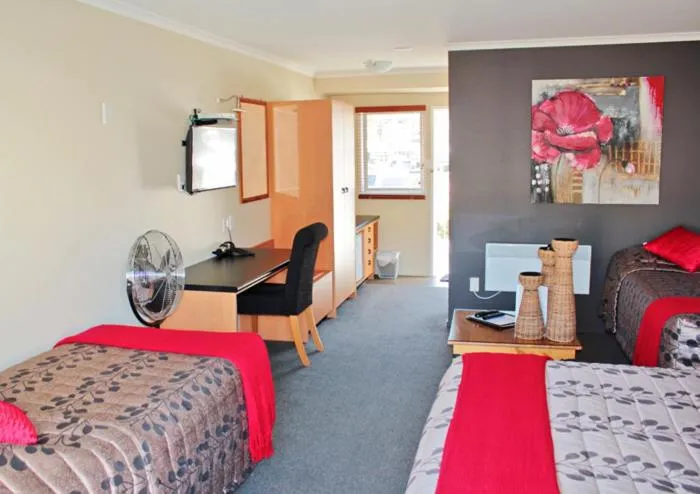 Bed in Beachcomber Inn Picton