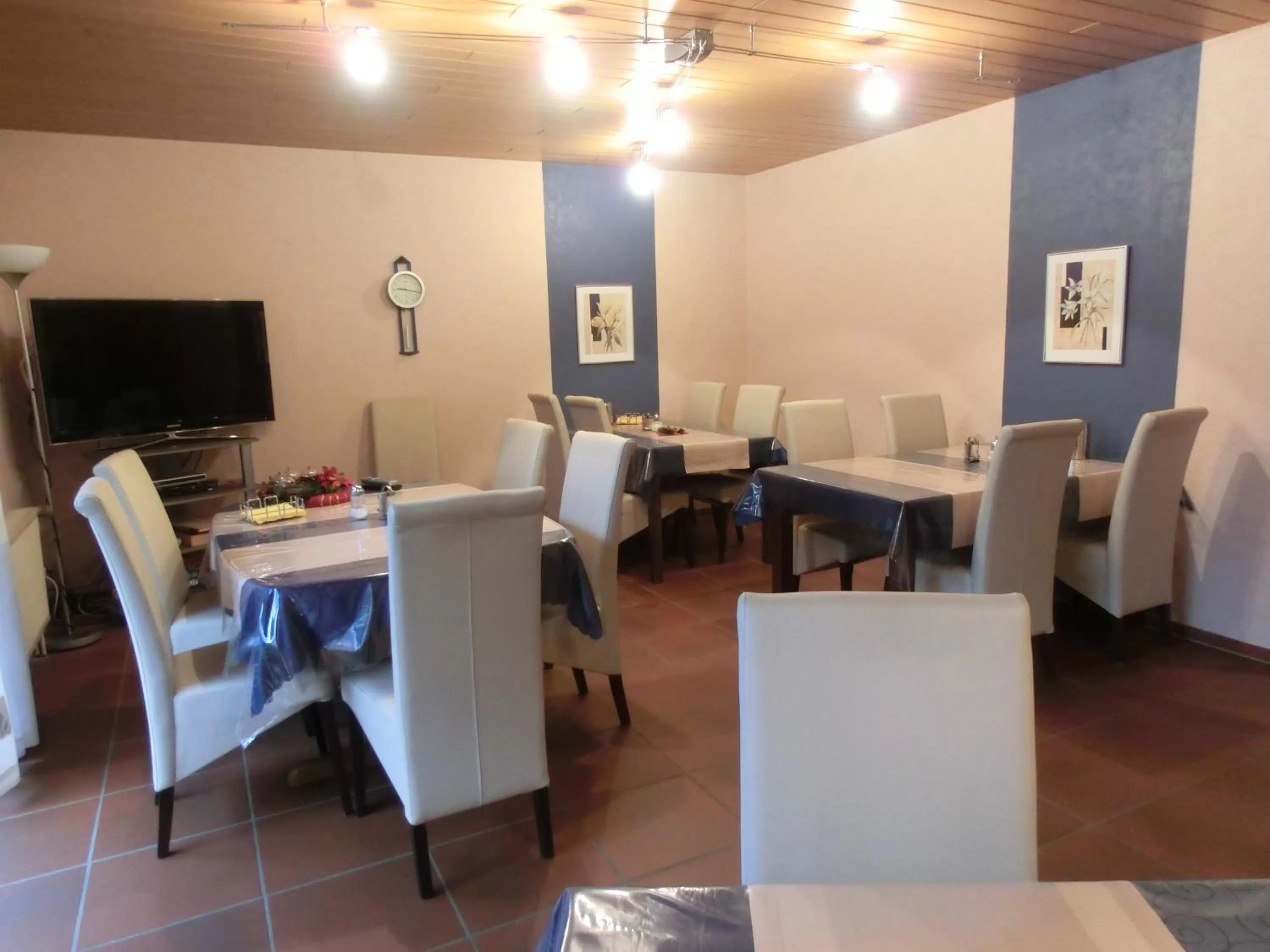 Communal lounge/ TV room in Ullas Gästehaus