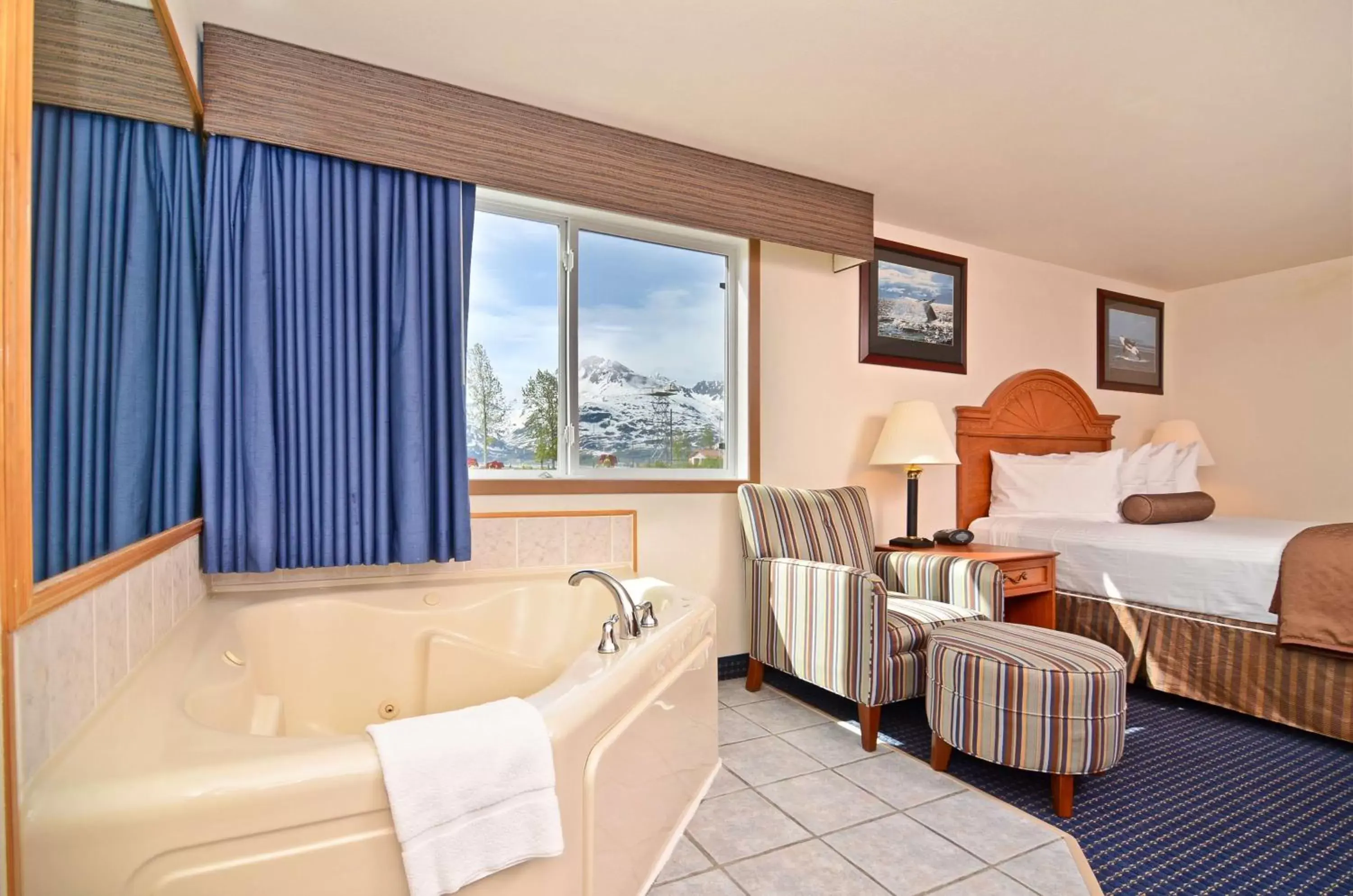 Queen Room with Ocean View - Non-smoking in Best Western Valdez Harbor Inn