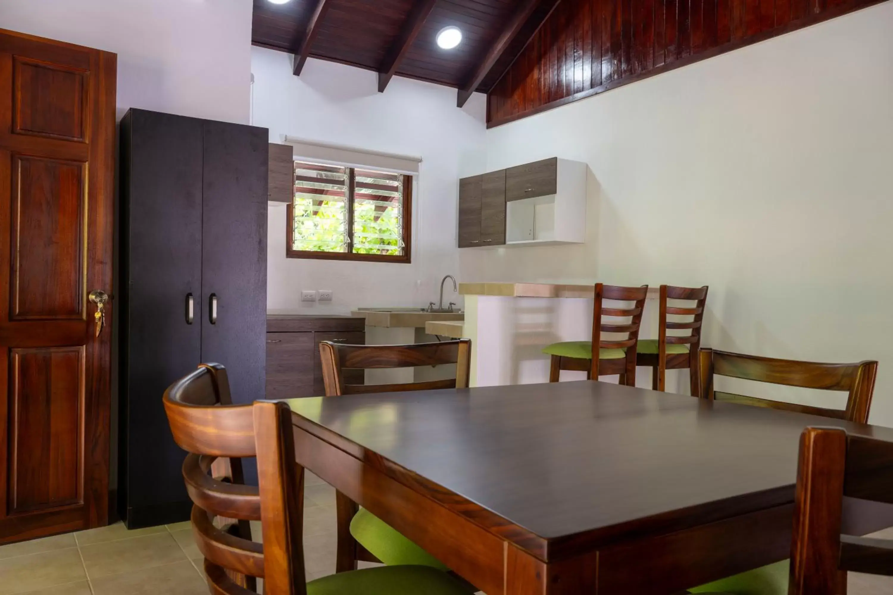 Kitchen or kitchenette, Dining Area in Fuego del Sol Beachfront Hotel