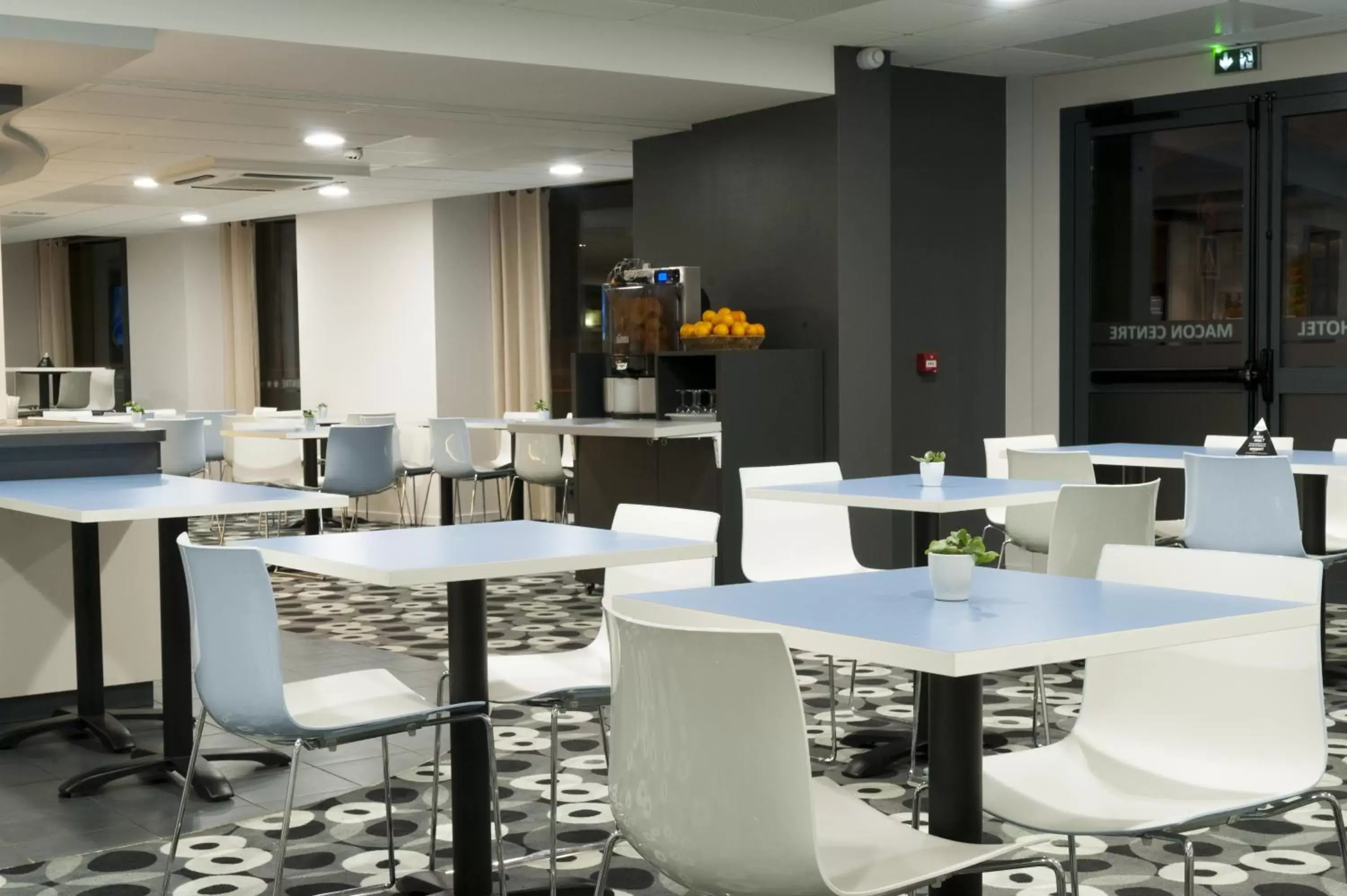Lounge or bar, Restaurant/Places to Eat in Brit Hotel Mâcon Centre Gare