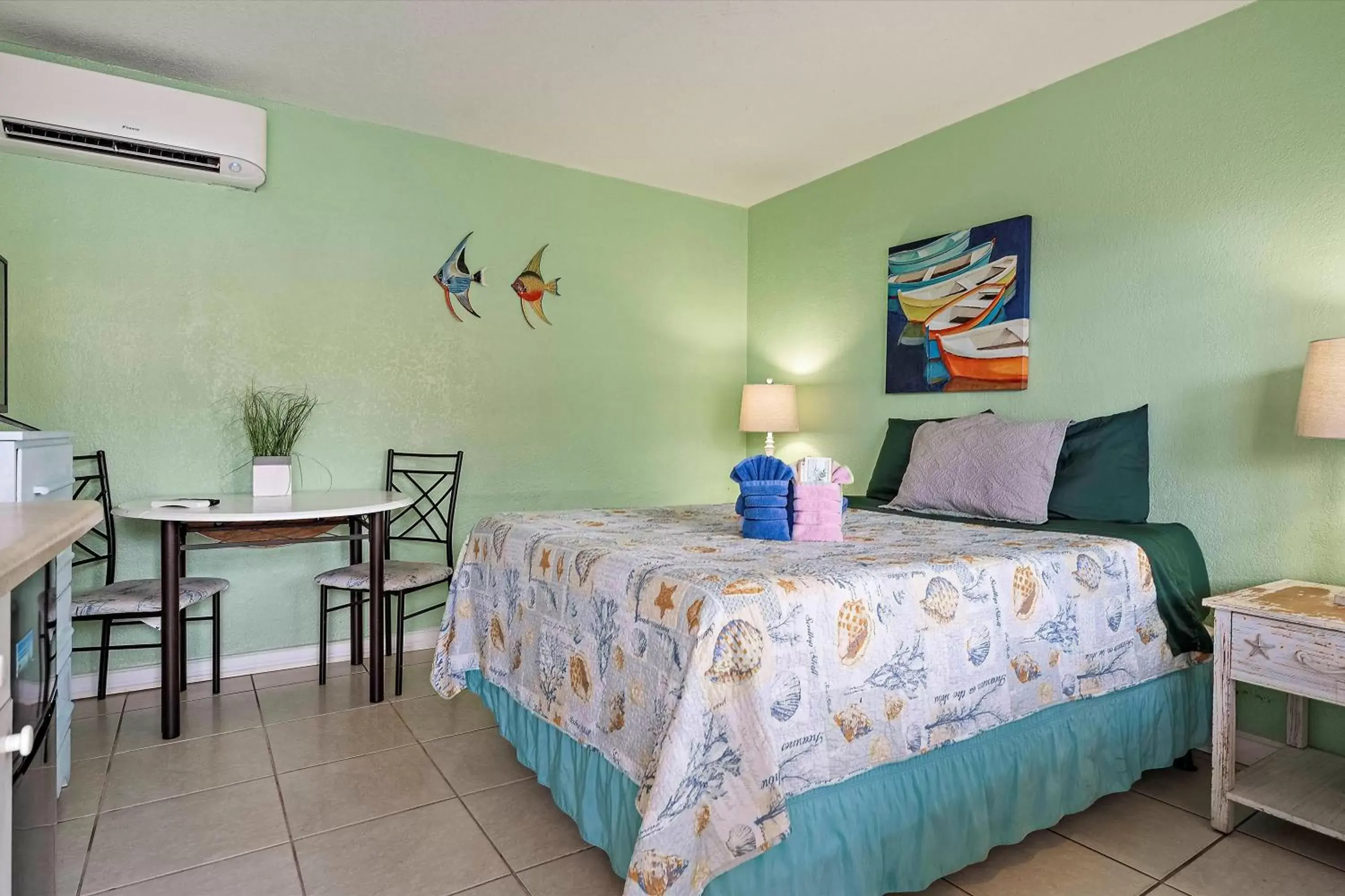 Bed in Blind Pass Resort Motel Bed in Blind Pass Resort Motel