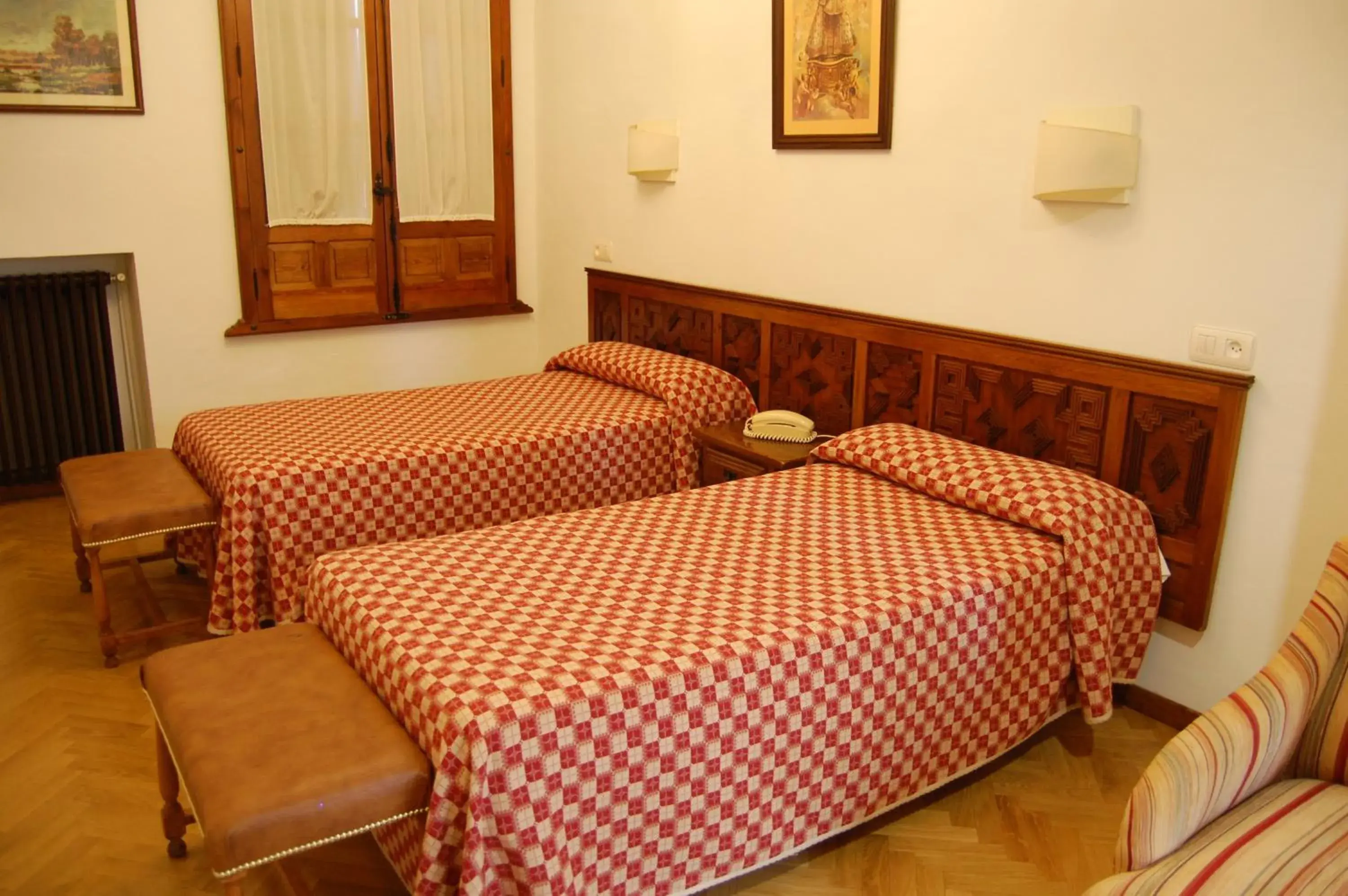 Photo of the whole room, Bed in Hospederia del Real Monasterio