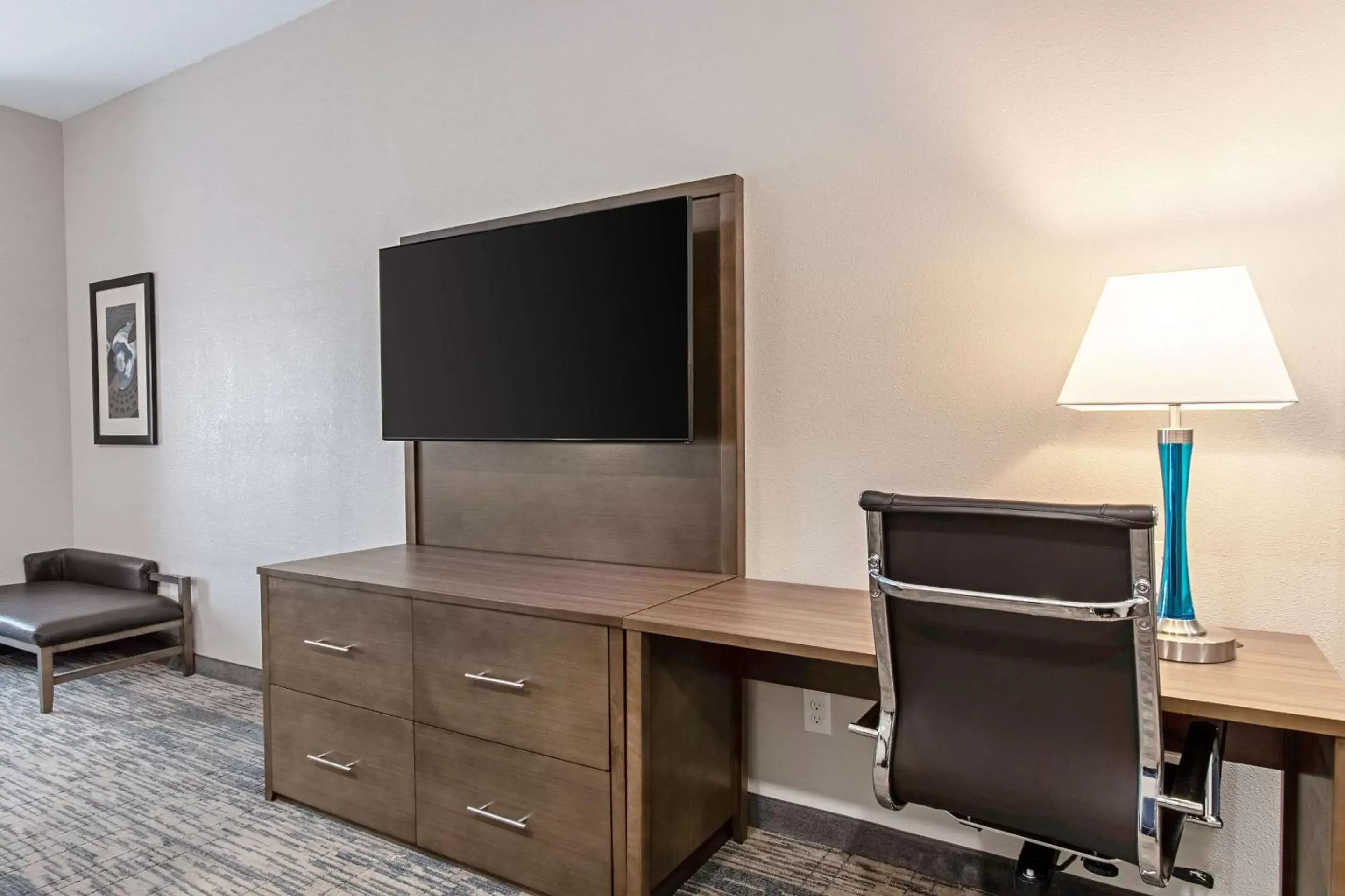 Bedroom, TV/Entertainment Center in Comfort Suites Grove City - Columbus South