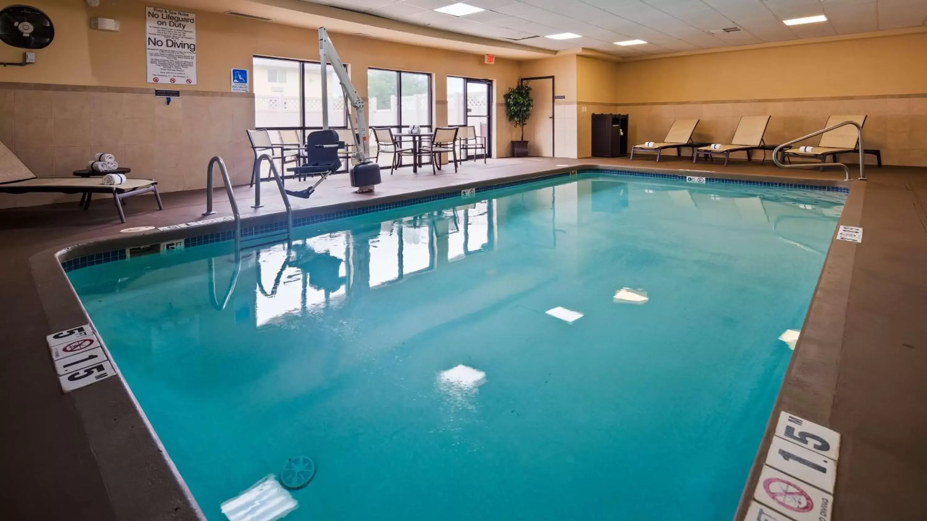 On site, Swimming Pool in Best Western Plus Kansas City Airport - KCI East