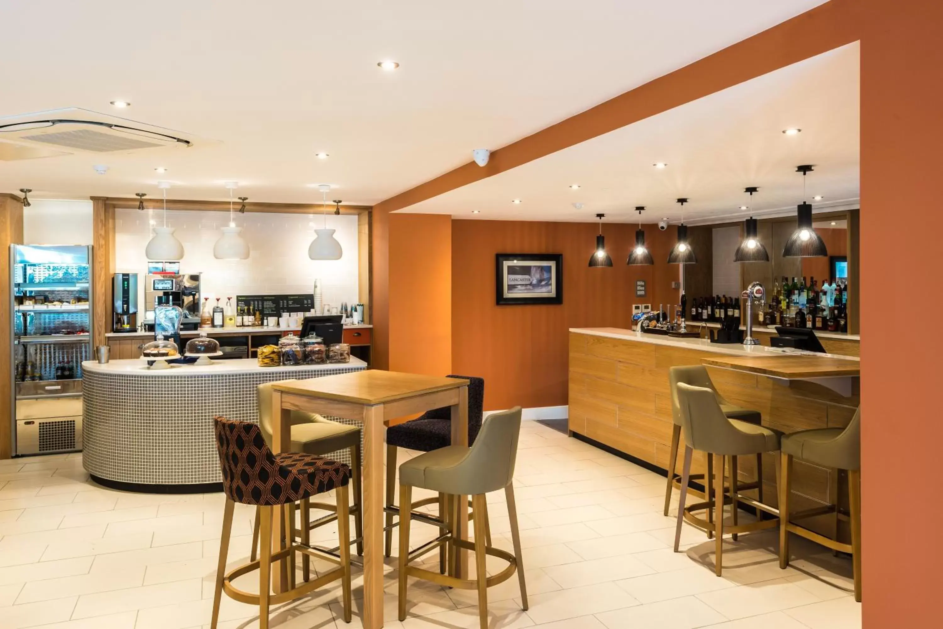 Lounge or bar, Restaurant/Places to Eat in Holiday Inn Lancaster, an IHG Hotel