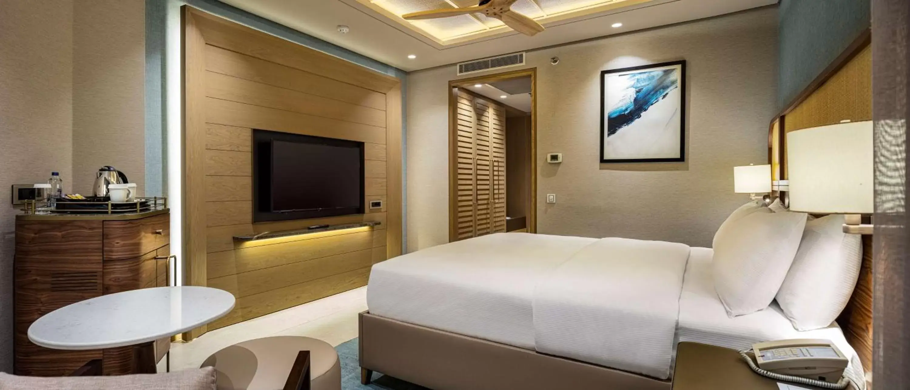 Bed, TV/Entertainment Center in Mersin HiltonSA
