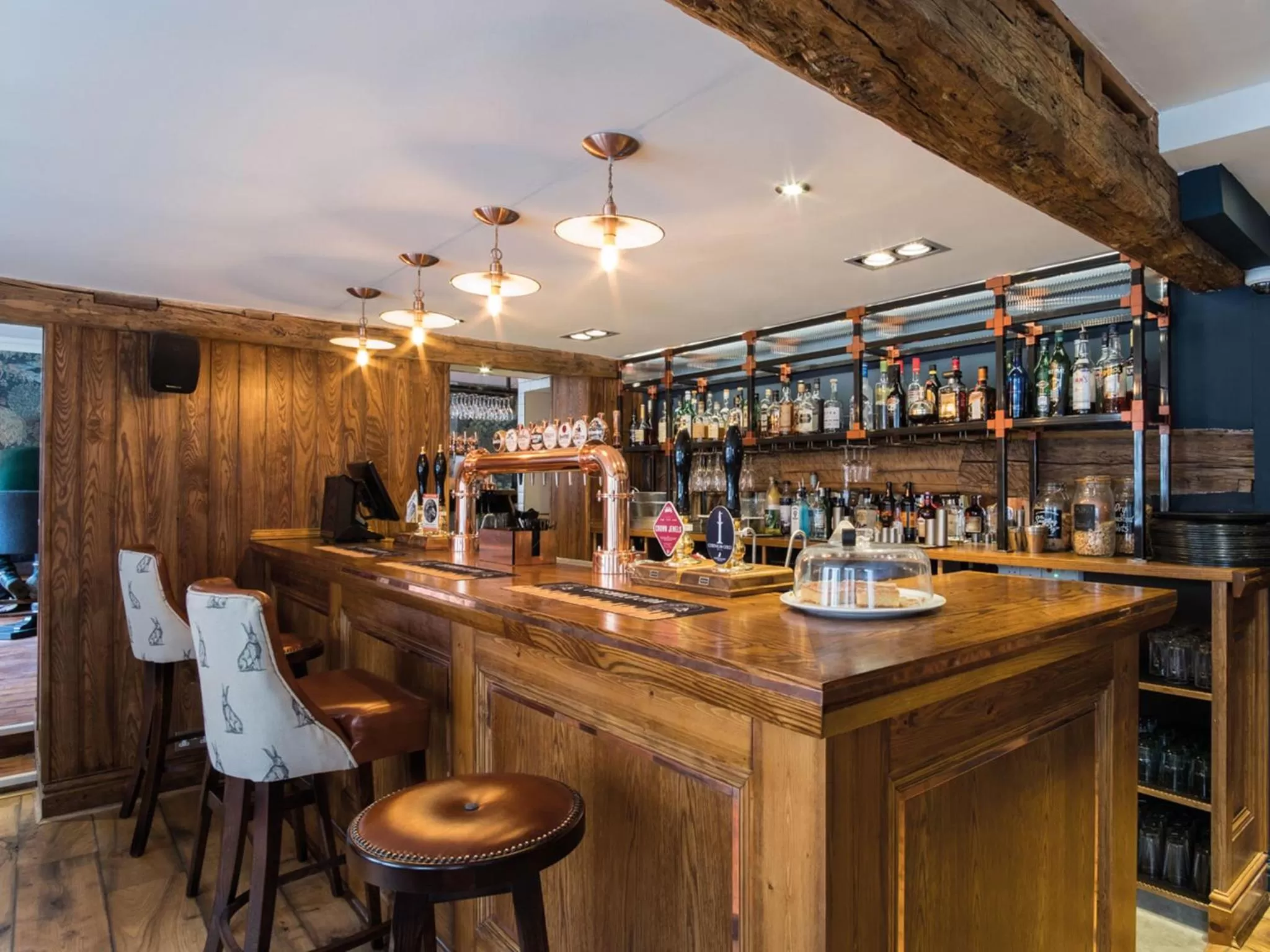 Lounge or bar in The Fleece at Cirencester