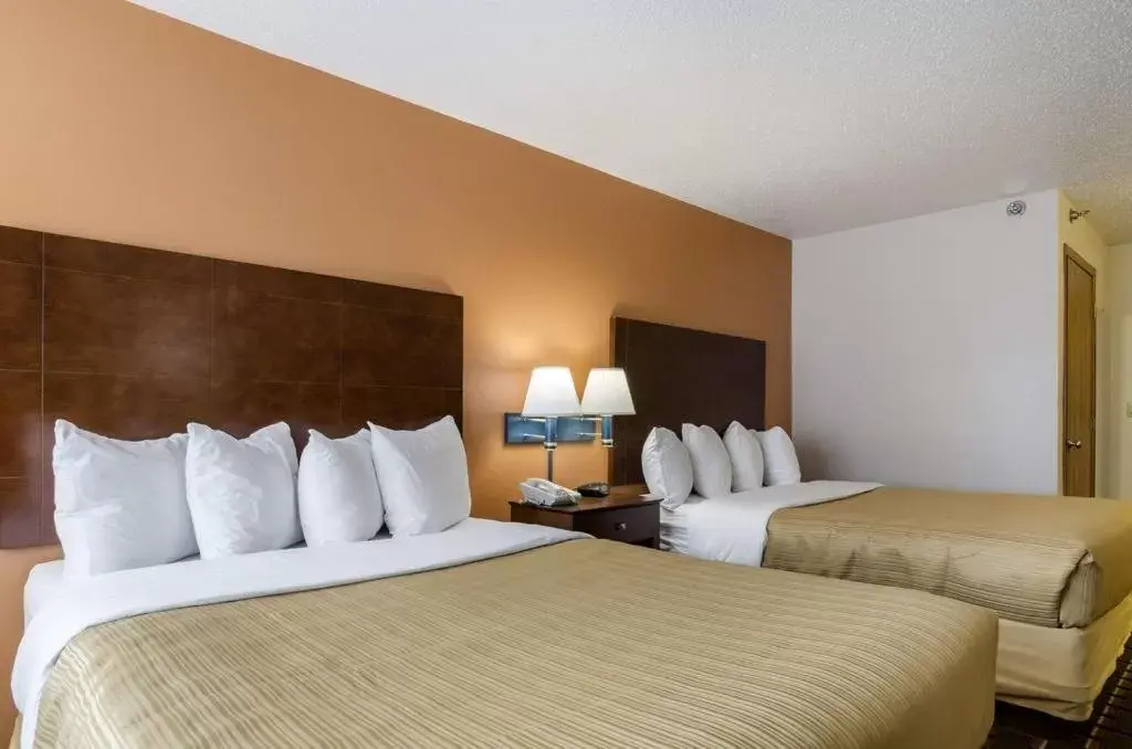 Queen Room with Two Queen Beds - Non-Smoking in Quality Inn Osceola