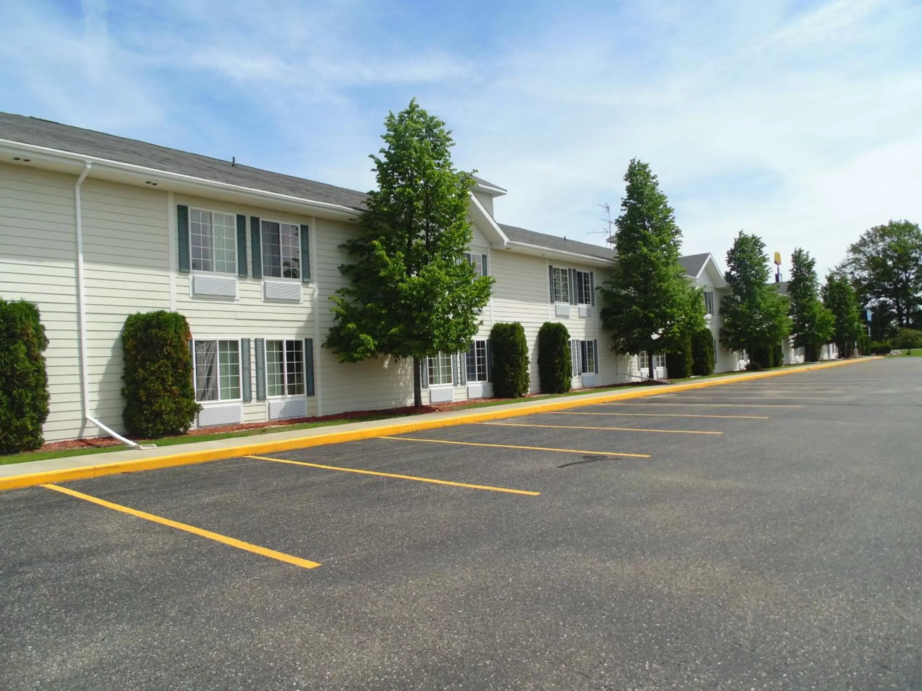 Property Building in American Inn and Suites Houghton Lake